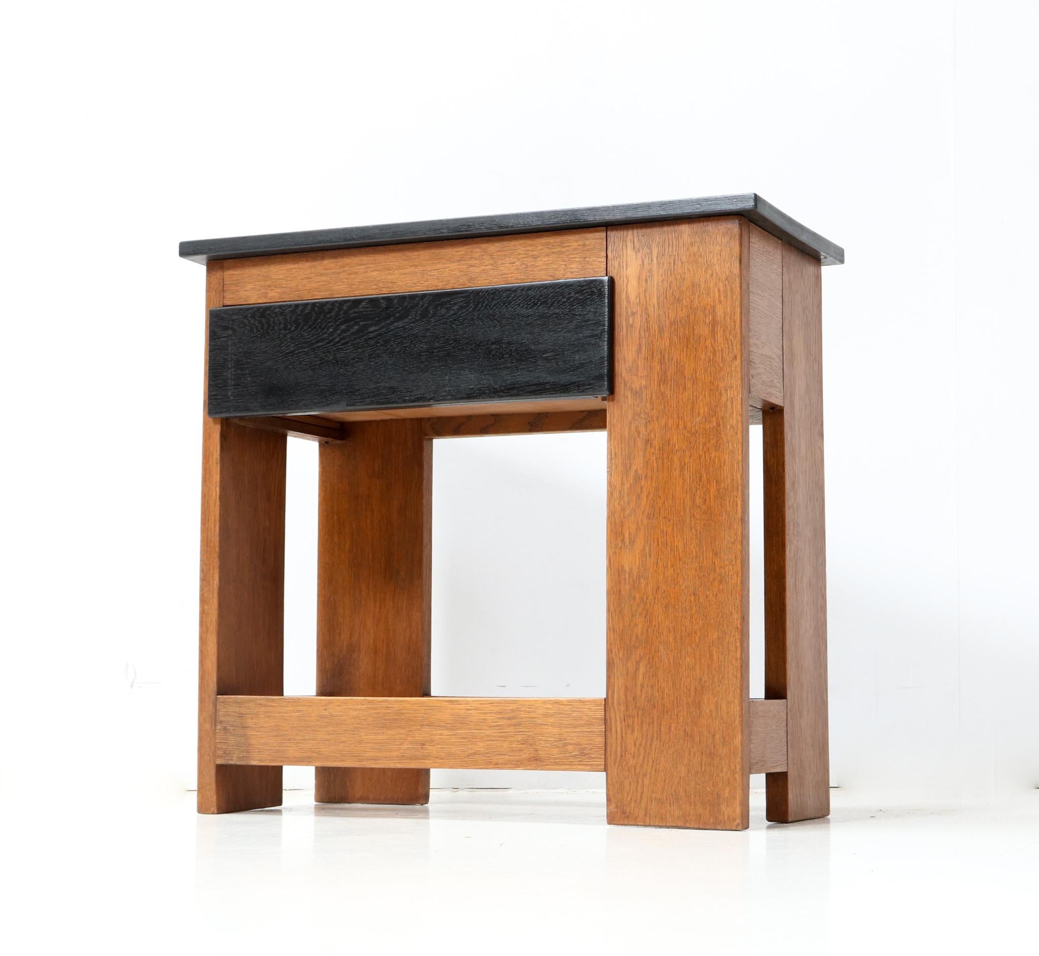 Début du 20ème siècle  Meuble de rangement ou table d'appoint Art Déco moderniste en chêne par Cor Alons, années 1920 en vente