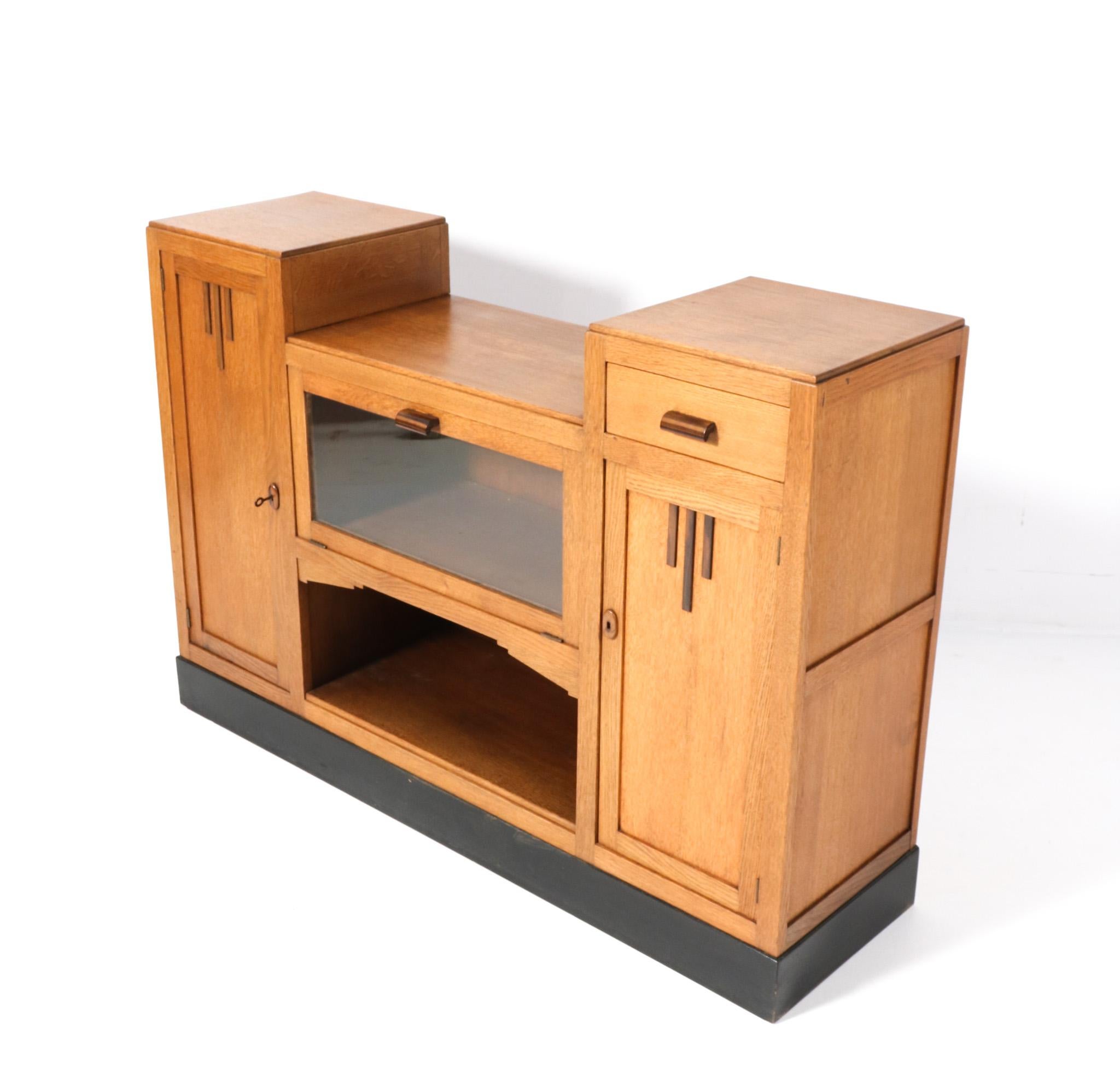 Néerlandais Crédence ou buffet Art Déco moderniste en chêne, années 1920 en vente