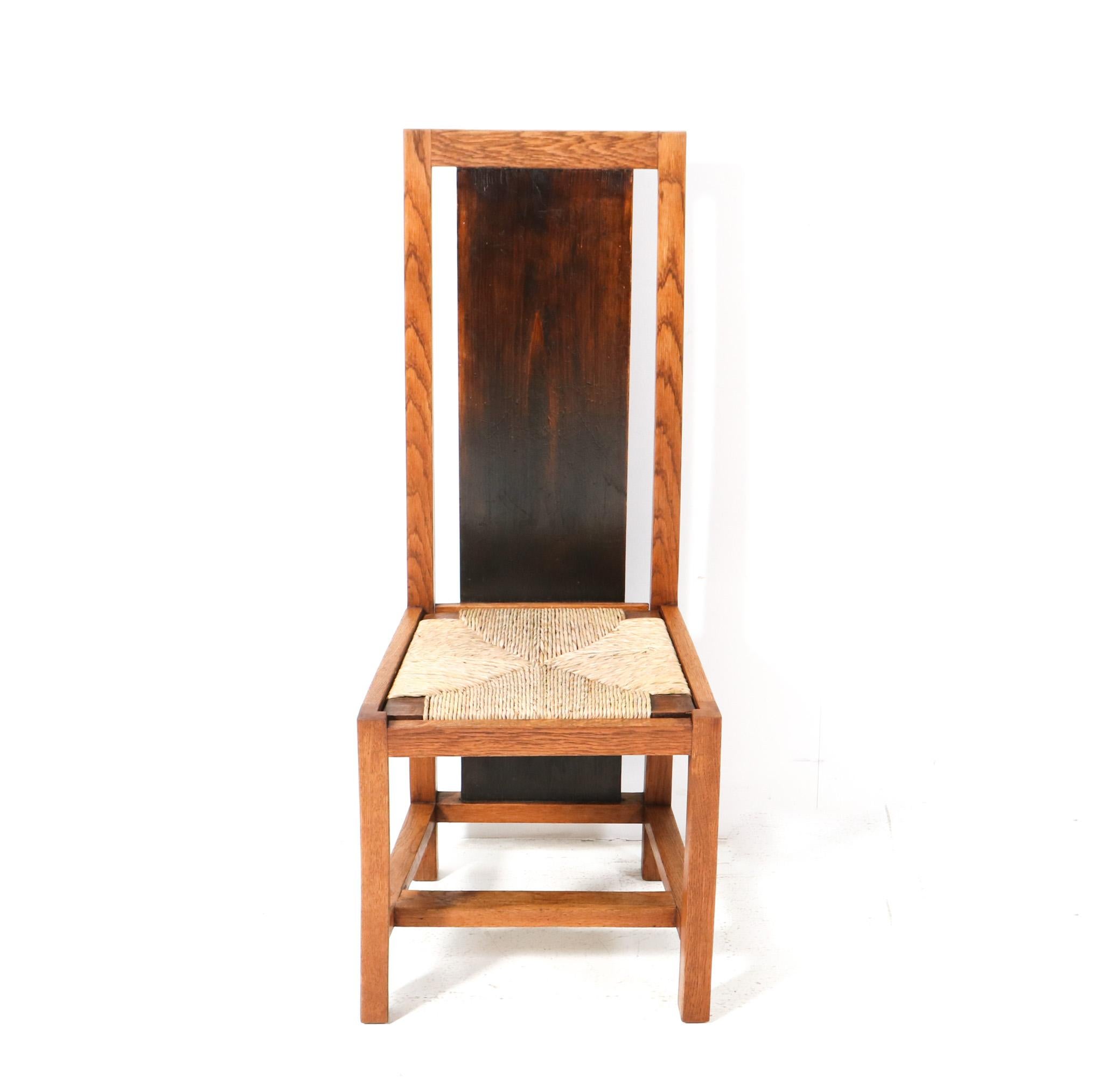 Prächtiger und äußerst seltener Art Deco Modernist Stuhl mit hoher Rückenlehne.
Entwurf von Cor Alons.
Auffälliges niederländisches Design aus den 1920er Jahren.
Massiver Eichenrahmen mit original dunkel gebeizter Rückseite.
Der Eilsitz ist erneuert