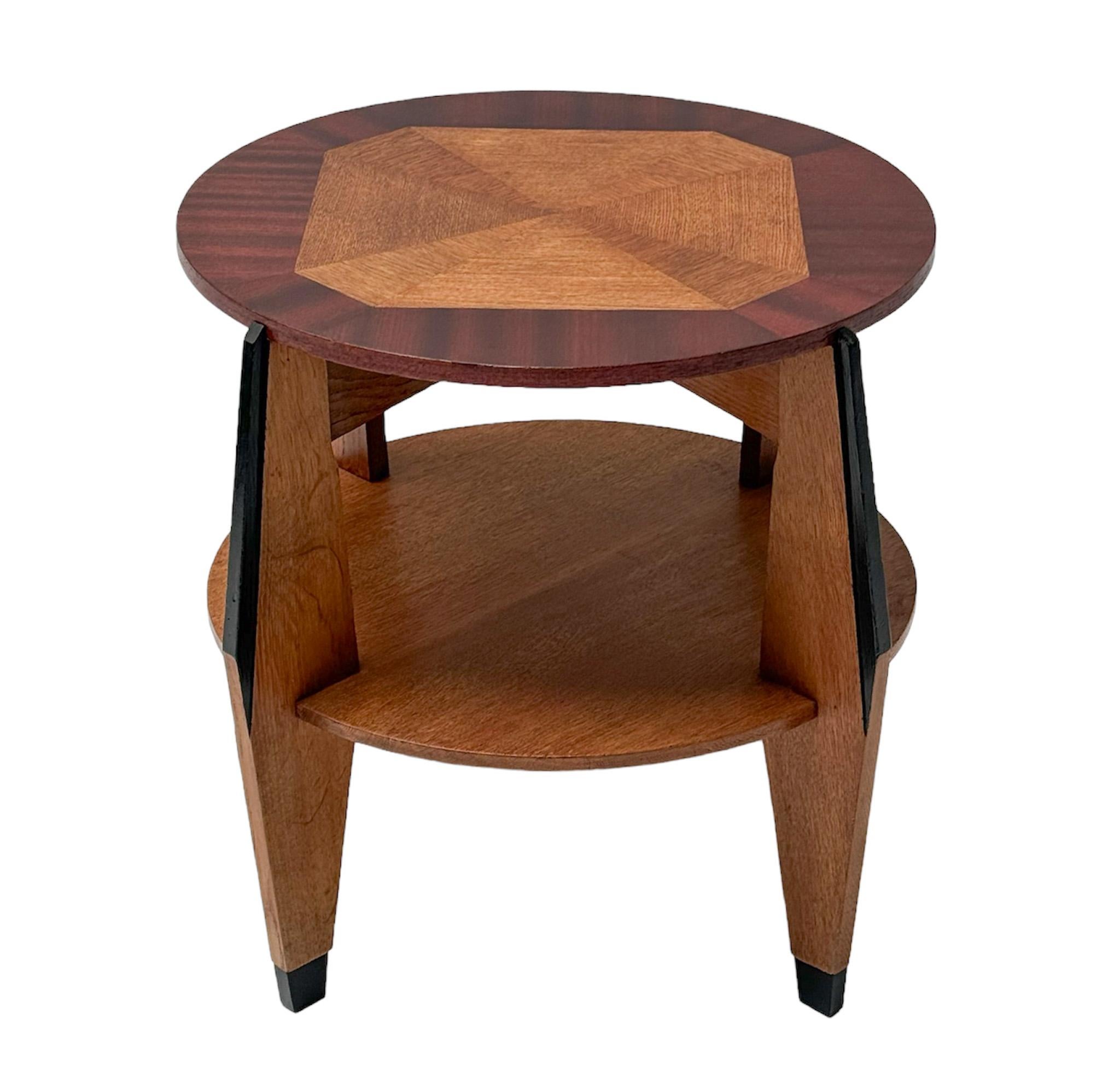 Stunning and rare Art Deco Modernist side table.
Design by P.E.L. Izeren for De Genneper Molen.
Striking Dutch design from the 1920s.
Solid oak with original oak and walnut veneered top.
Original black lacquered elements.
In very good original