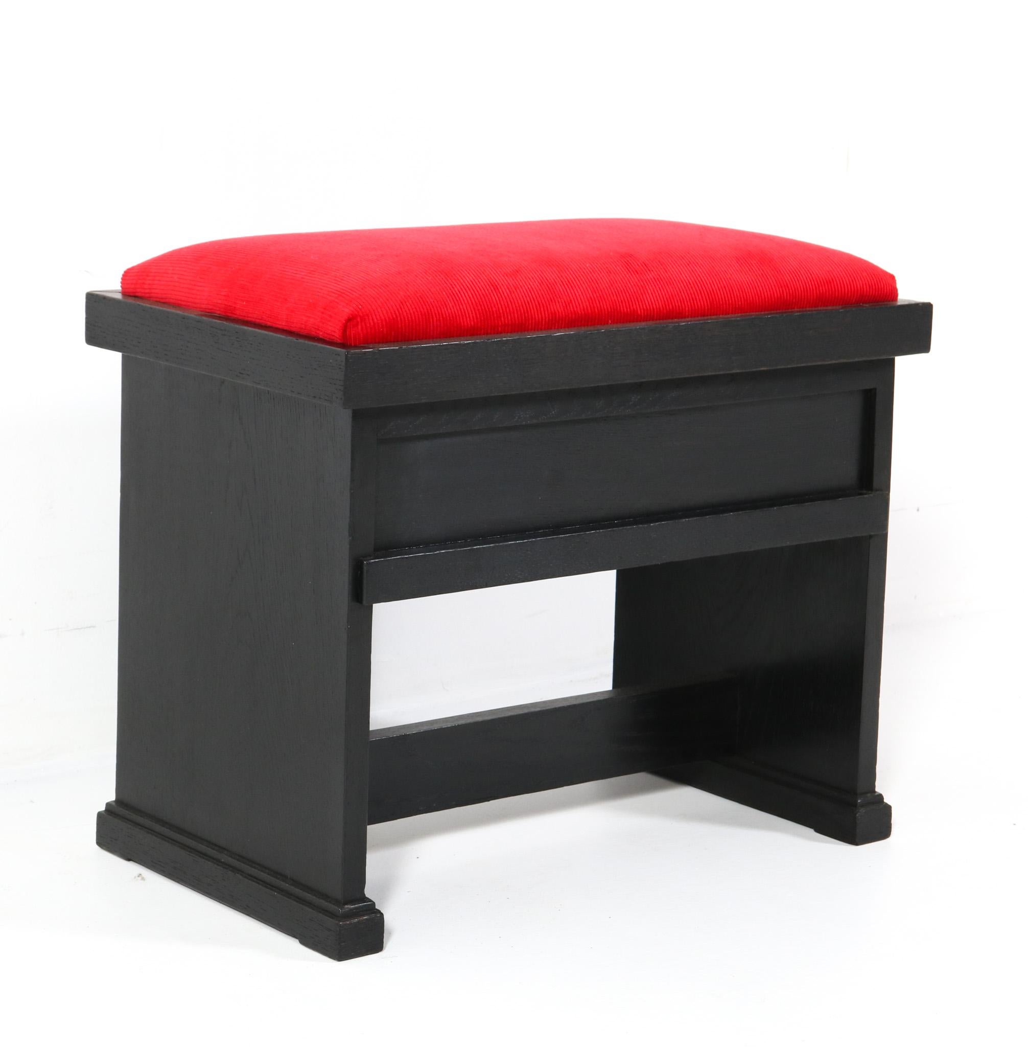 Magnifico e rarissimo sgabello modernista Art Déco.
Design di Hendrik Wouda per H. Pander & Zonen Den Haag.
Un sorprendente design olandese degli anni '1920.
Struttura originale in quercia laccata nera con seduta imbottita in tessuto a coste