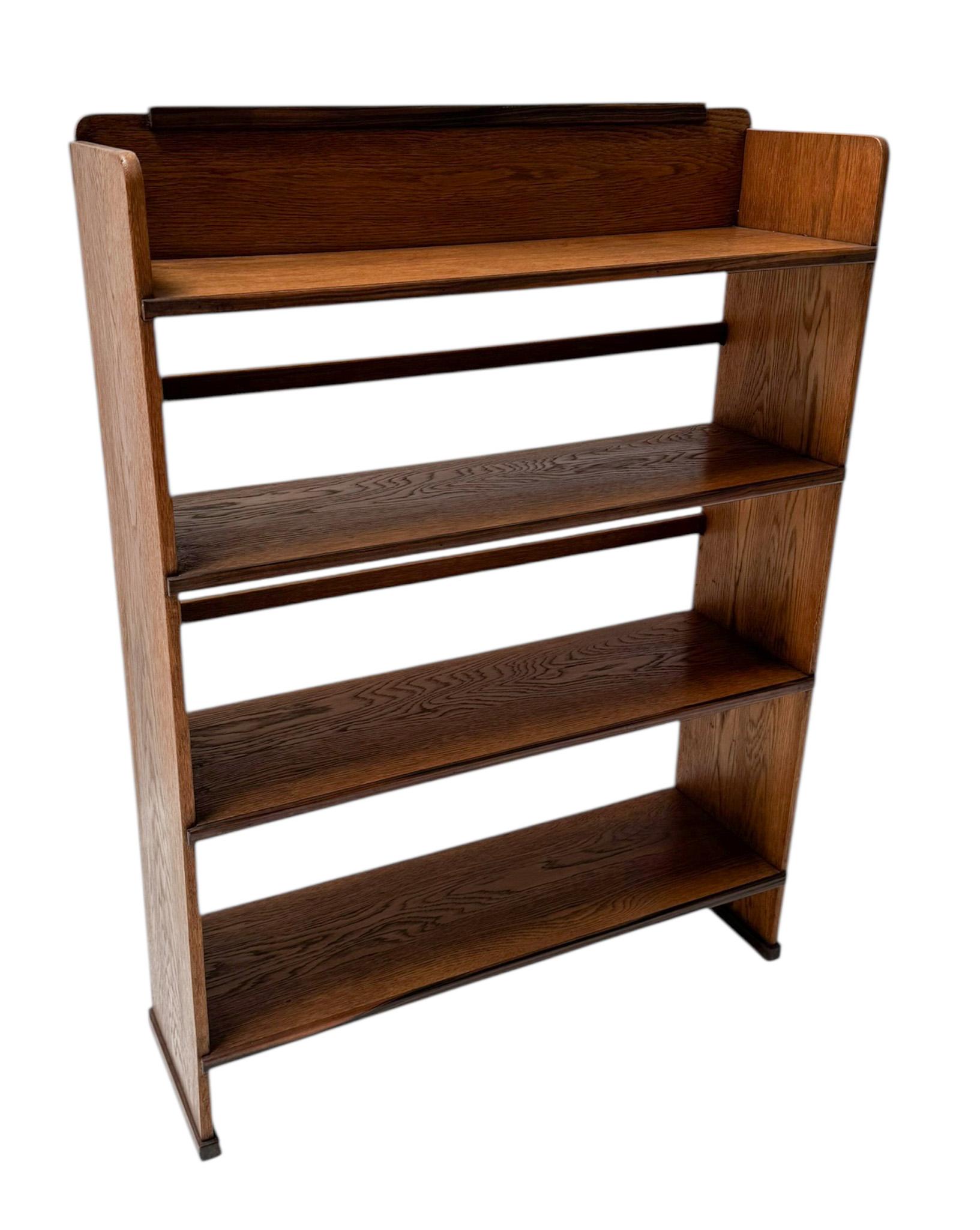 Atemberaubendes und seltenes offenes Bücherregal im Art-Déco-Stil.
Entwurf von P.E.L. Izeren für De Genneper Molen.
Auffälliges niederländisches Design aus den 1920er Jahren.
Massive Eiche und original eichenfurnierter Sockel mit originalen
