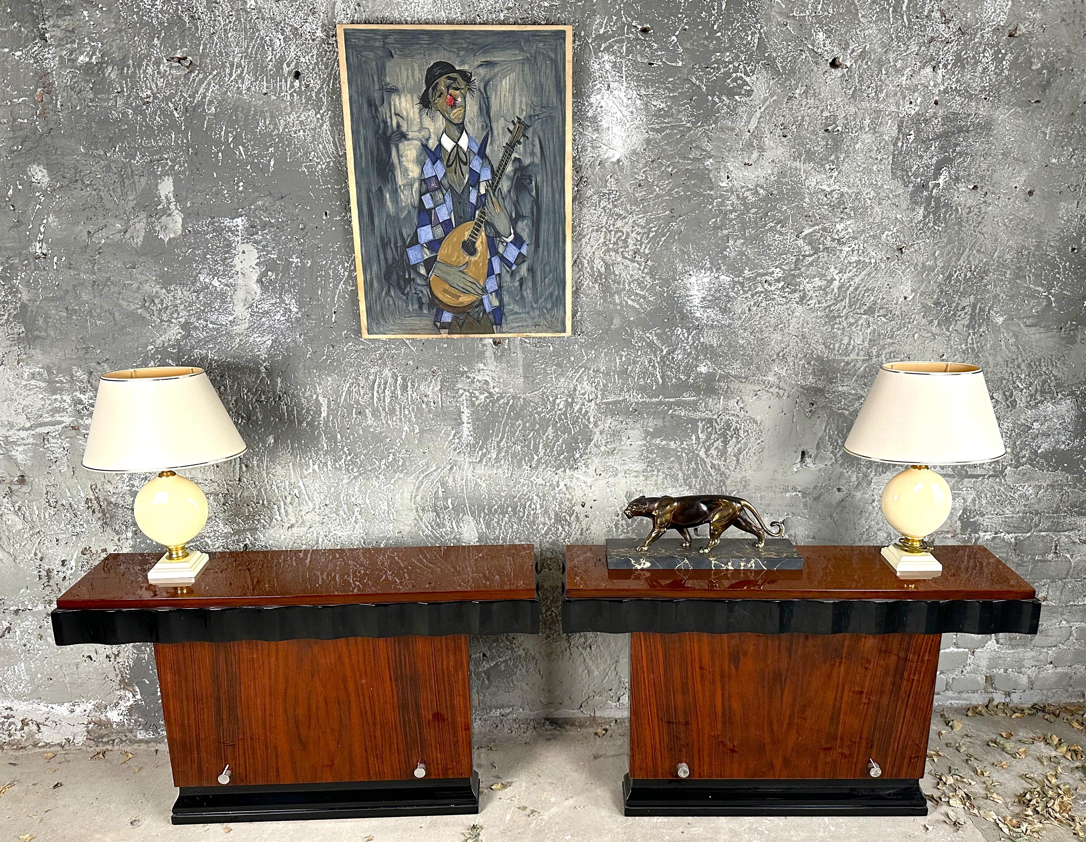 Art Deco Konsolentischpaar von Kristian Krass, Frankreich 1935.
hohe Qualität, vollständig restauriert, hochglänzend lackiert, handpoliert.
Chromdetails in perfektem Zustand.
Dokumentation siehe Bild aus der Drouot-Auktion.