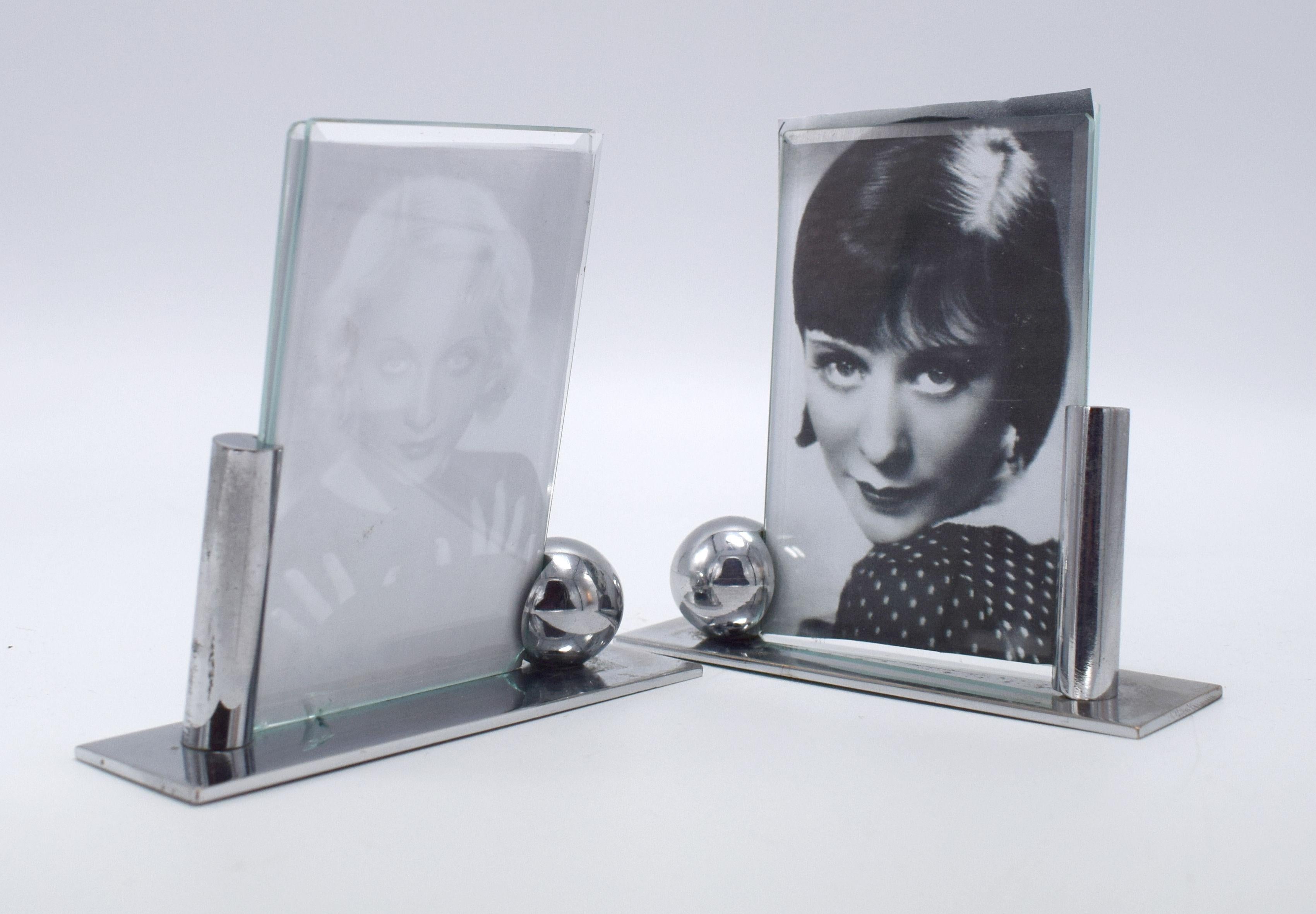 Art Deco Modernist Pair of Matching Chrome Picture Frames, circa 1930s In Good Condition In Devon, England