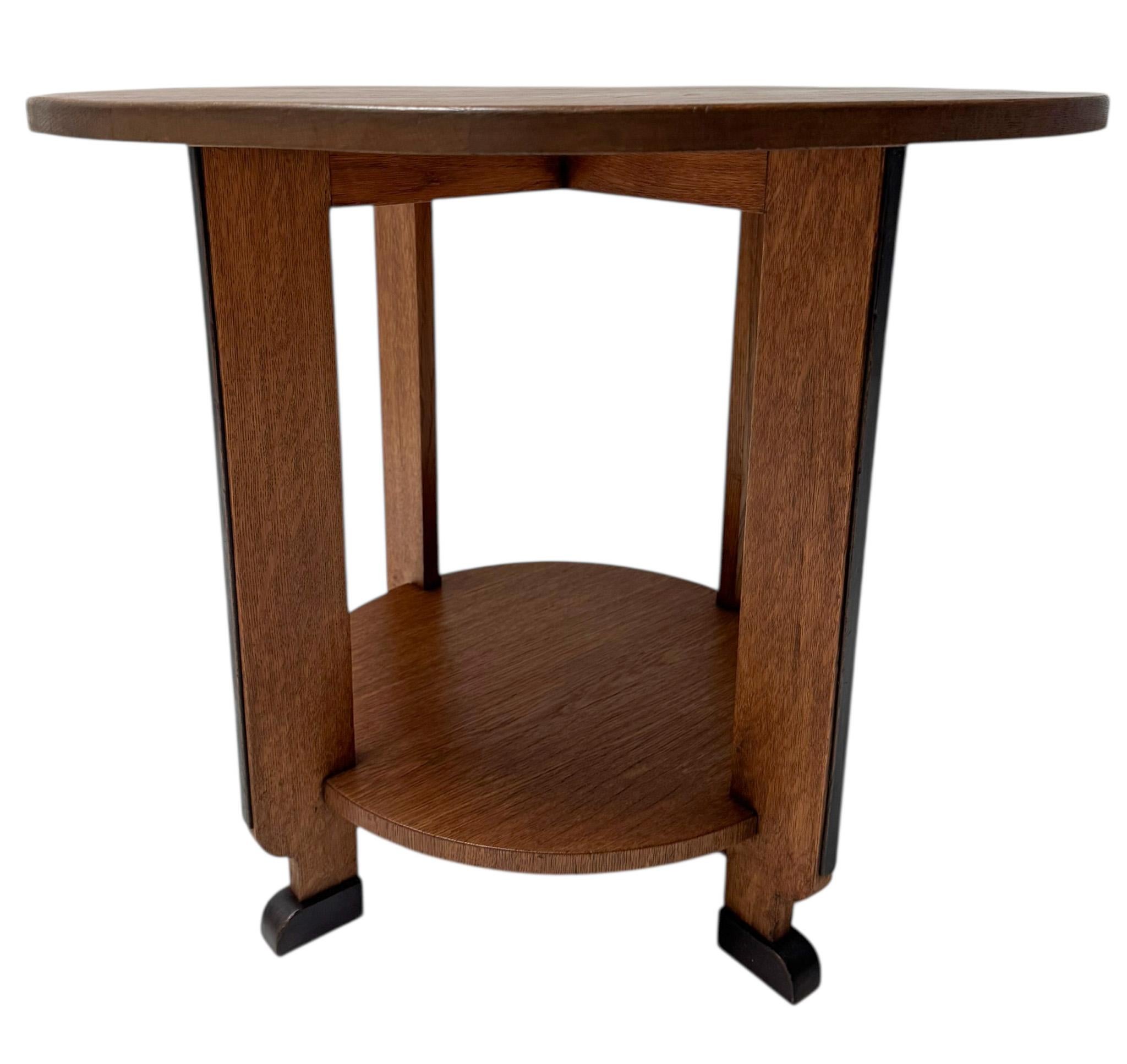 Splendido ed elegante tavolino rotondo in stile Art Déco Modernista.
Un sorprendente design olandese degli anni '1920.
Base in rovere massiccio con rivestimento originale laccato nero.
Piano rotondo in massello di Oak.
Questo meraviglioso tavolino