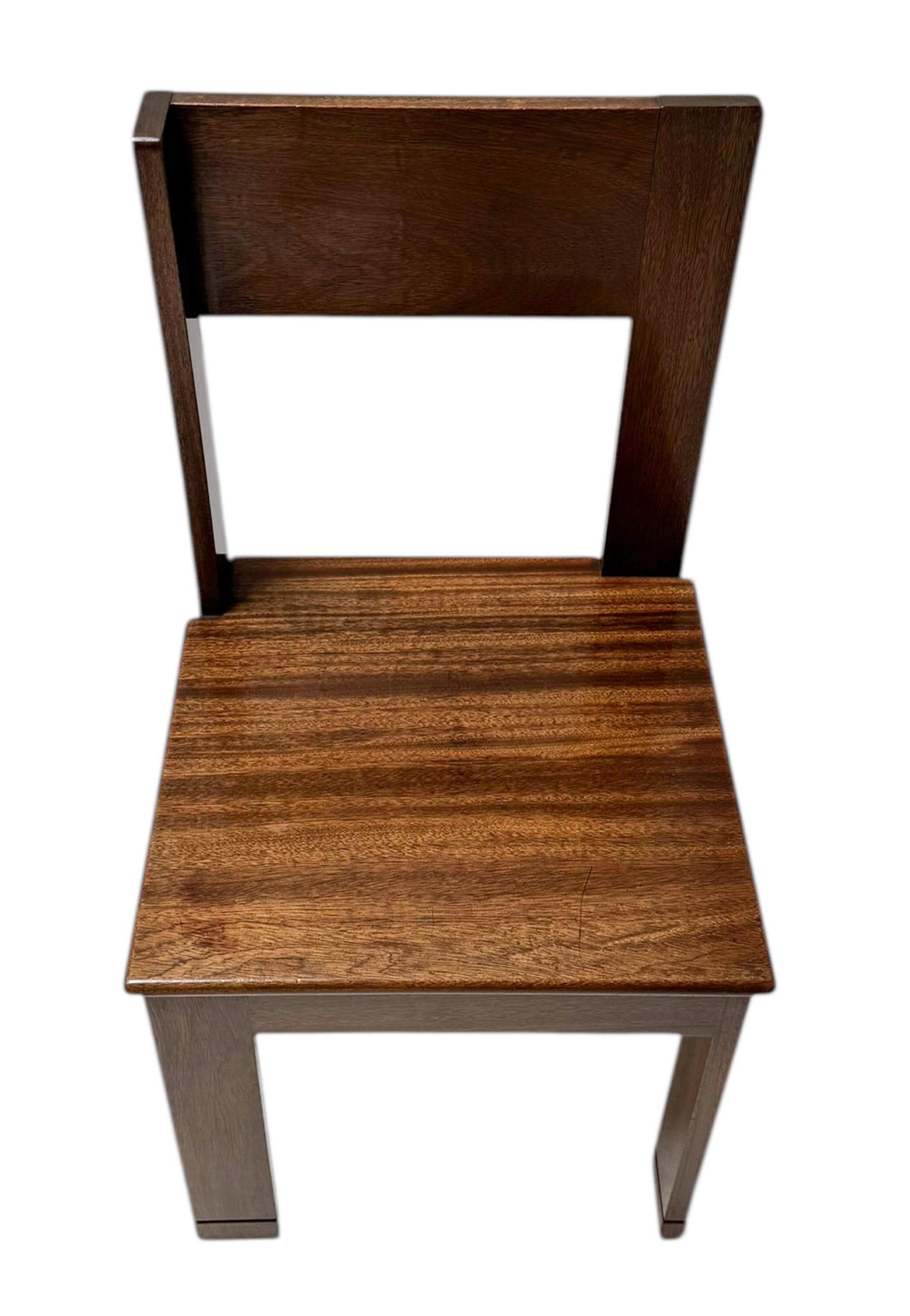 Magnificent and ultra rare Art Deco Modernist side chair.
Design by J.A. Muntendam for L.O.V. Oosterbeek.
Striking Dutch design from the 1920s.
The design of this Modernist side chair is outstanding with the four legs constructed in different