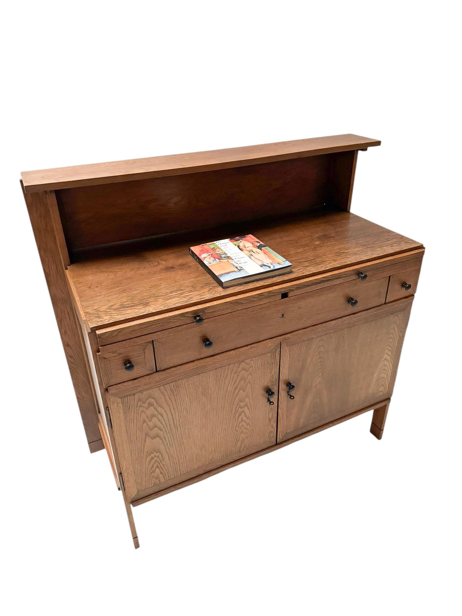 Magnificent and ultra rare Art Deco Modernist sideboard or credenza.
Design by Jan Wils for Meubelfabriek Eik en Linden Alkmaar.
Striking Dutch design from 1919.
Solid oak base and top with one large drawer, two small drawers and two pull out leaves