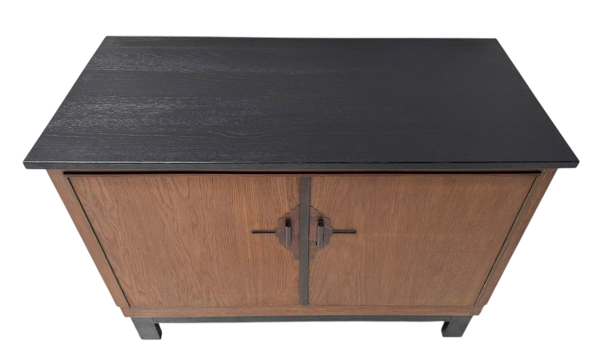 Impresionante y raro aparador o credenza modernista Art Decó.
Llamativo diseño holandés de los años 1930.
Base de roble macizo y chapa de roble original con tablero original lacado en negro.
La cerradura y la llave funcionan correctamente.
Este