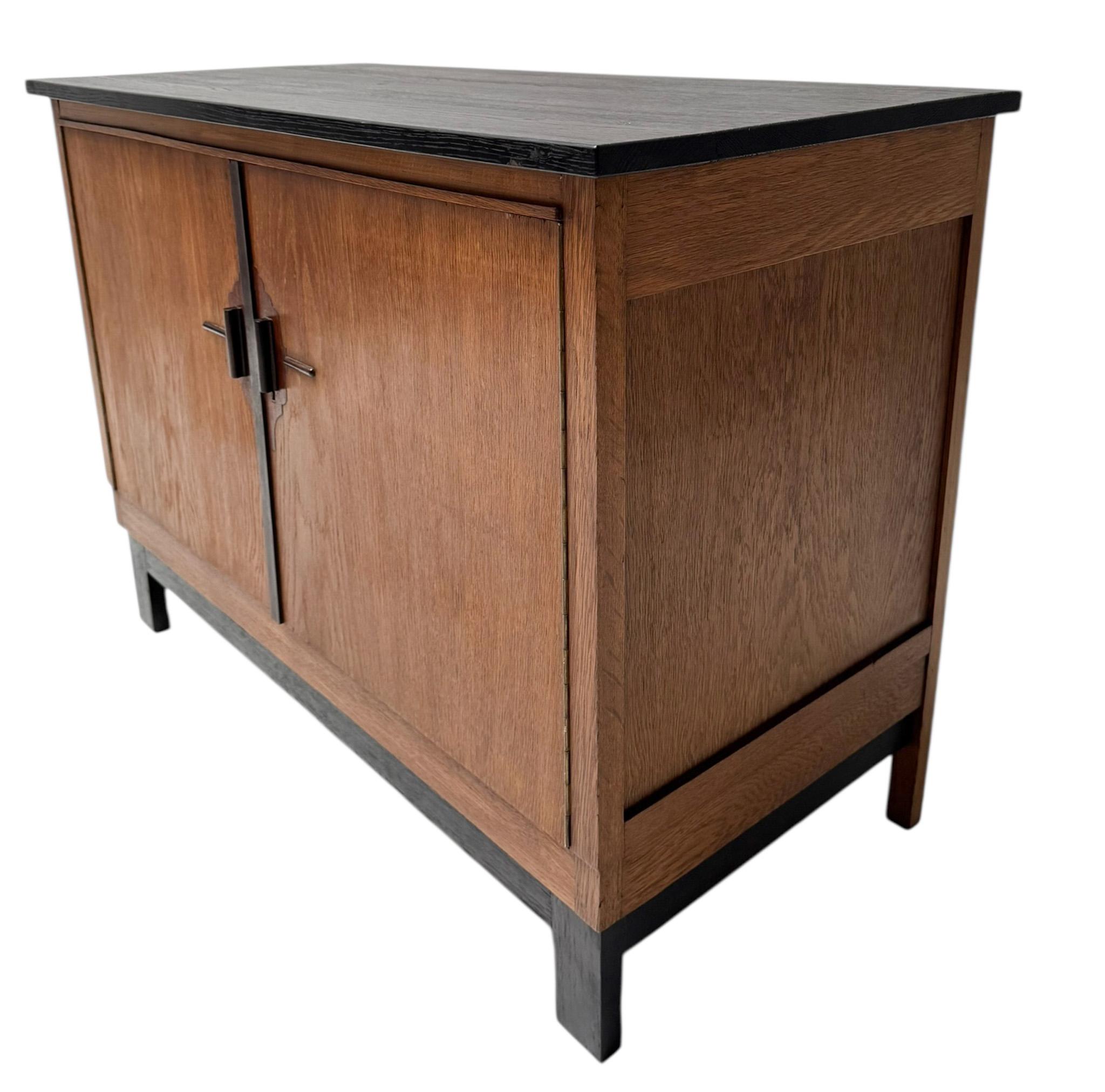 Aparador o credenza modernista art déco con tapa lacada en negro, años 30 mediados del siglo XX en venta
