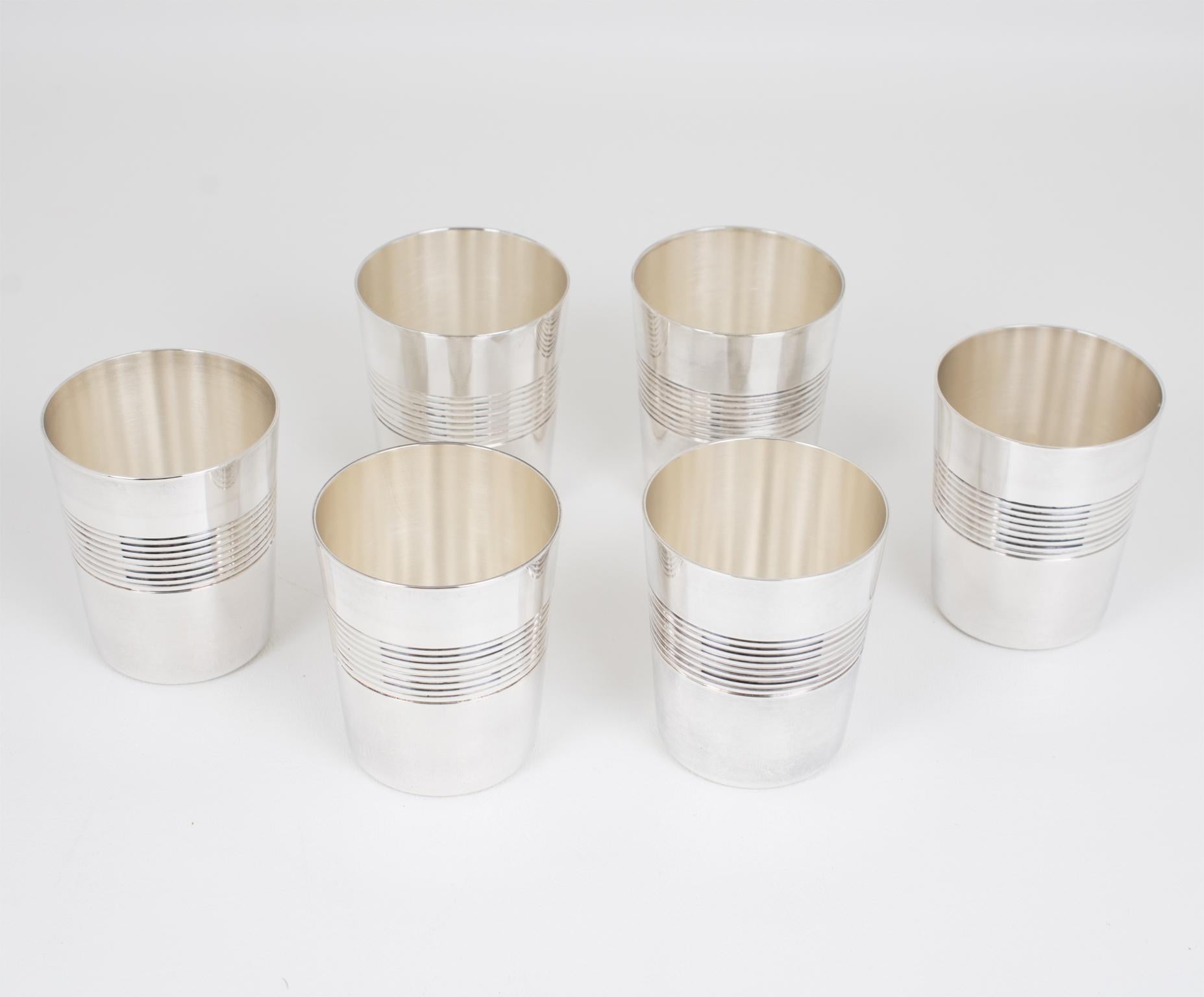 La Maison Ercuis, à Paris, a réalisé cet élégant service de bar en argent Art déco vers 1940. Le set de bar comprend six coupes à cocktail ou verres à shot en métal argenté avec un magnifique motif géométrique épuré. Les poinçons légaux d'orfèvre