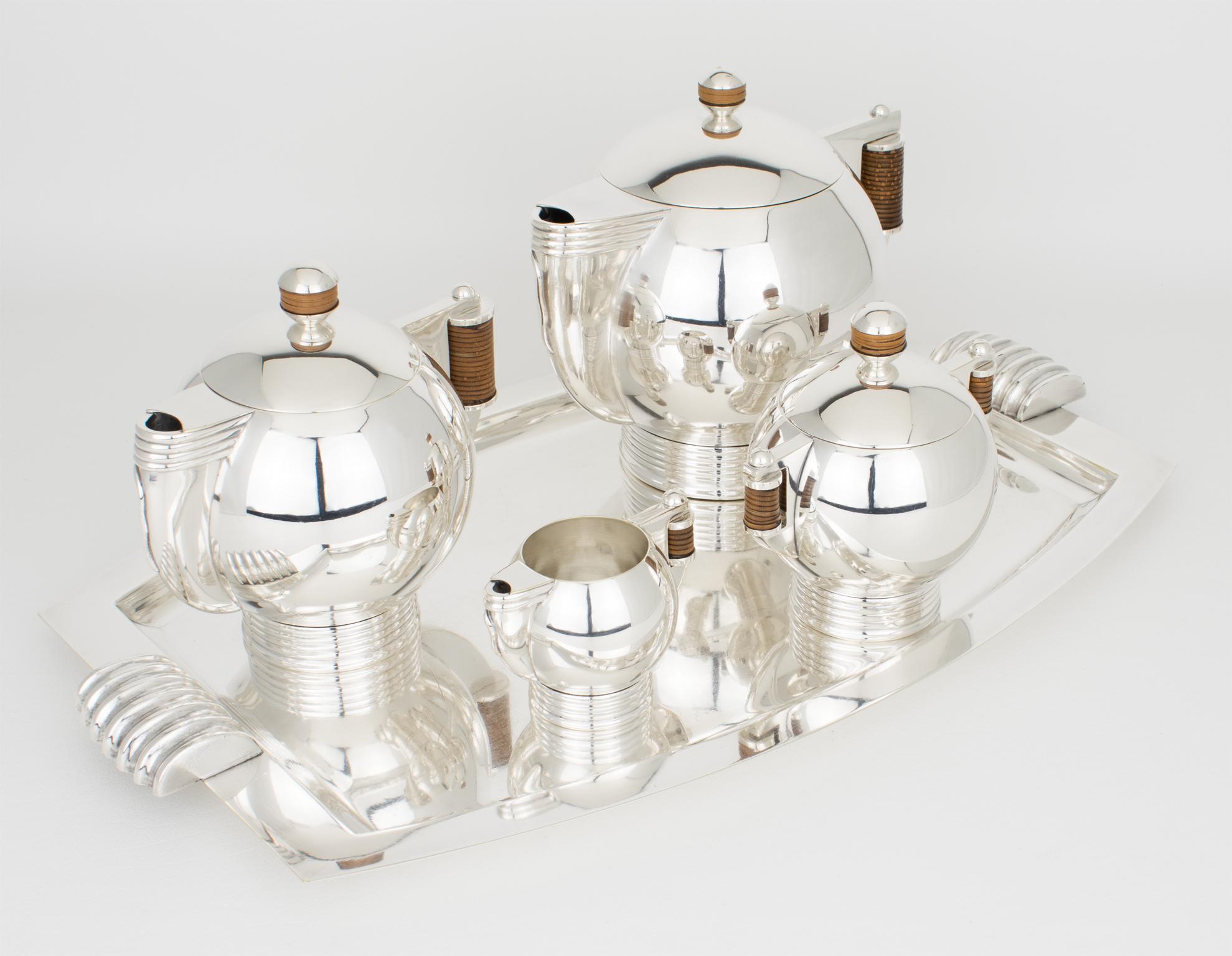 Servizio da tè e caffè in argento in stile Art Deco Modernista - Argit, Francia, circa 1930
Eccezionale esempio di argenteria Art Déco francese, questo servizio da caffè e tè modernista composto da cinque pezzi è stato meticolosamente realizzato in