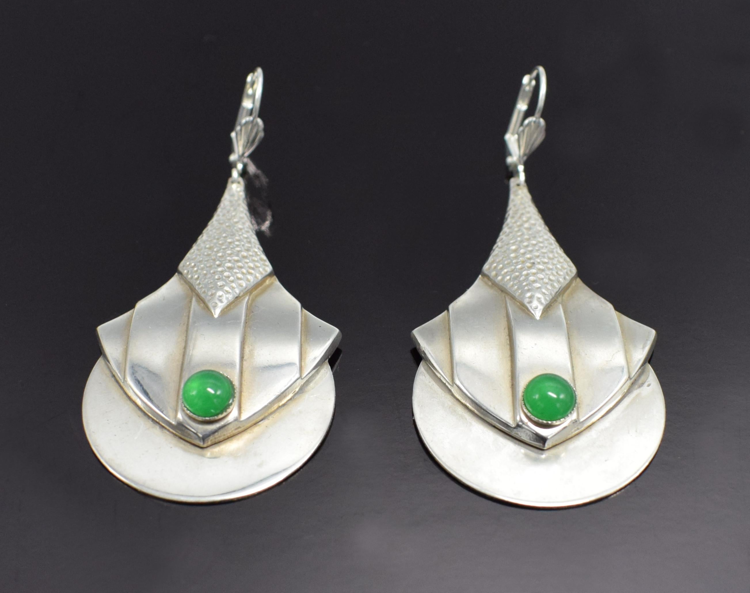 Art déco Boucles d'oreilles Art Deco Moderniste en plaqué argent et verre vert, circa 1930 en vente