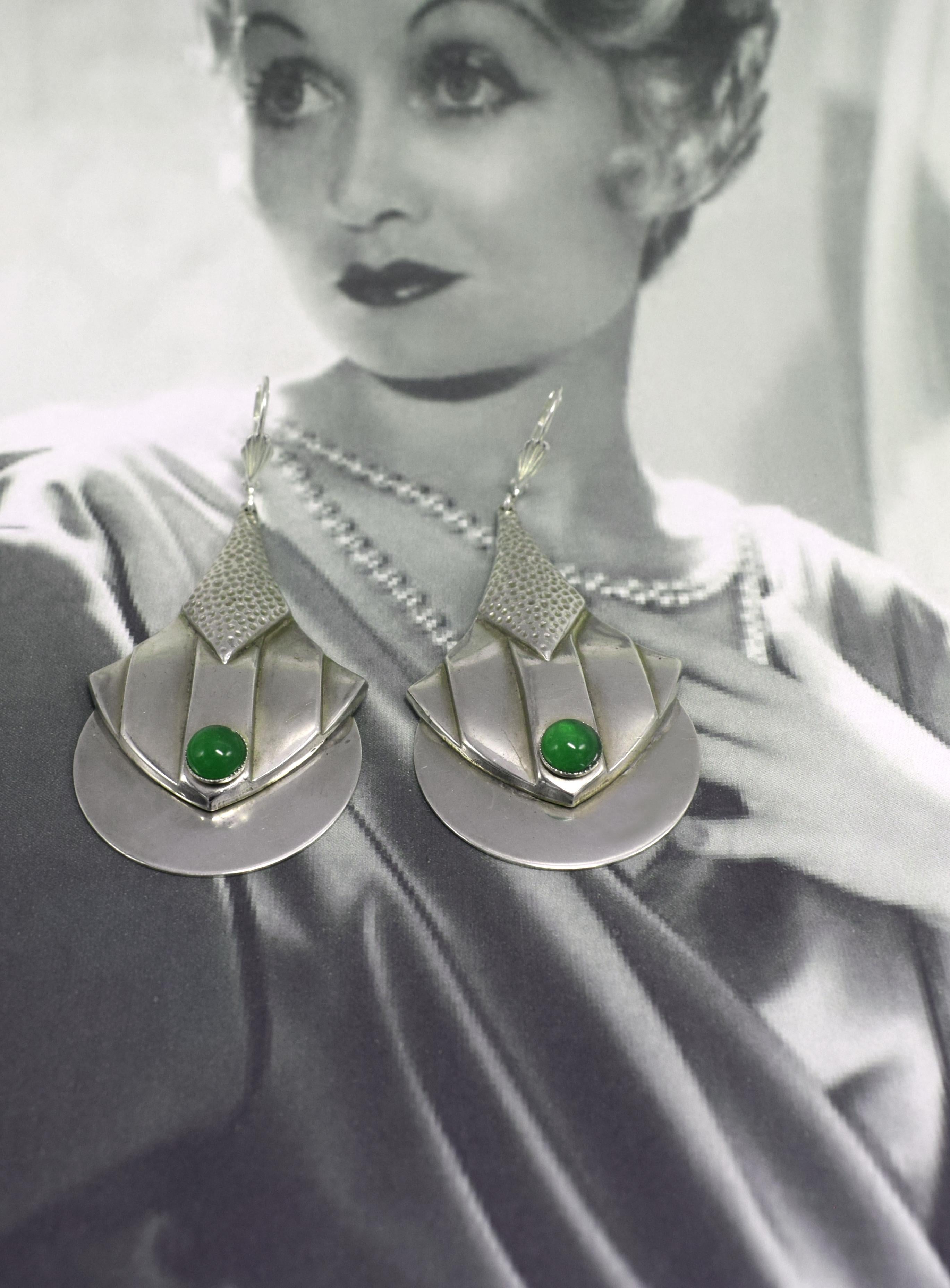 Boucles d'oreilles Art Deco Moderniste en plaqué argent et verre vert, circa 1930 en vente 1