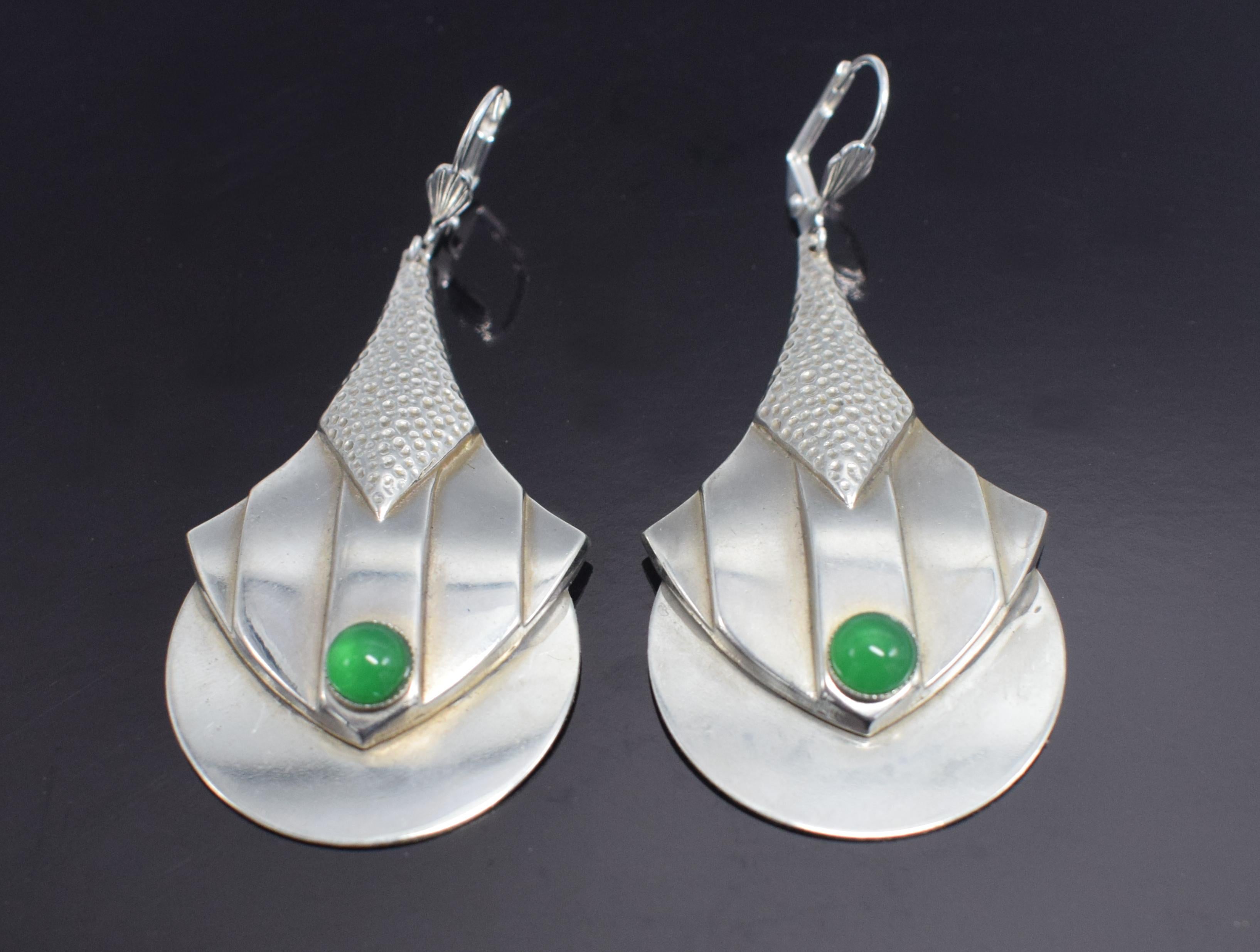 Boucles d'oreilles Art Deco Moderniste en plaqué argent et verre vert, circa 1930 en vente 2