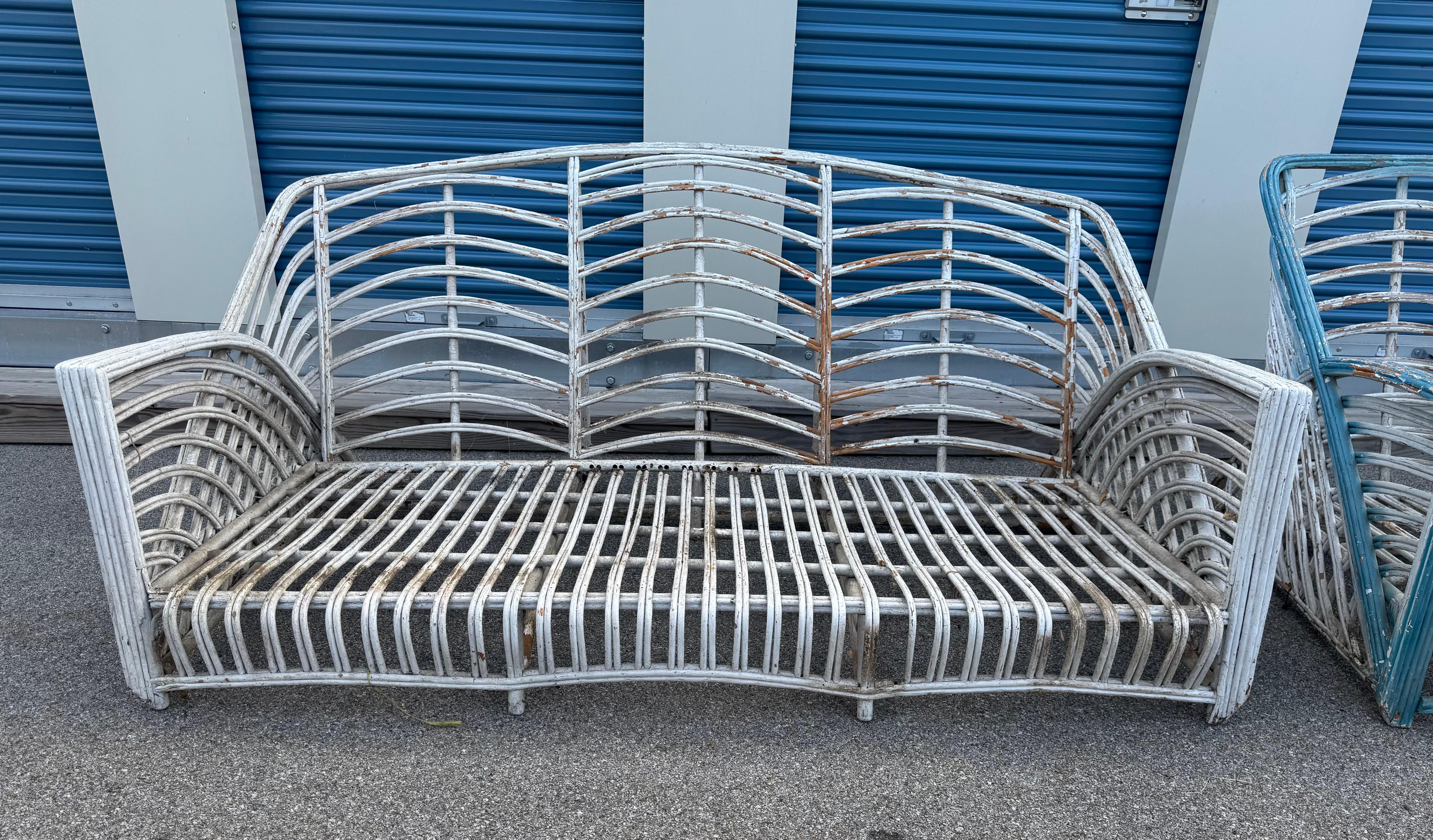 Très inhabituel Canapé et chaise Art Déco ,mODERniste / Reed / Rotin / Osier attribué à Donald Deskey pour Ypsilanti Reed Furniture Co.  Le design est étonnant, moderne, épuré, il semble que la peinture soit d'origine en BLANC, quelqu'un a commencé