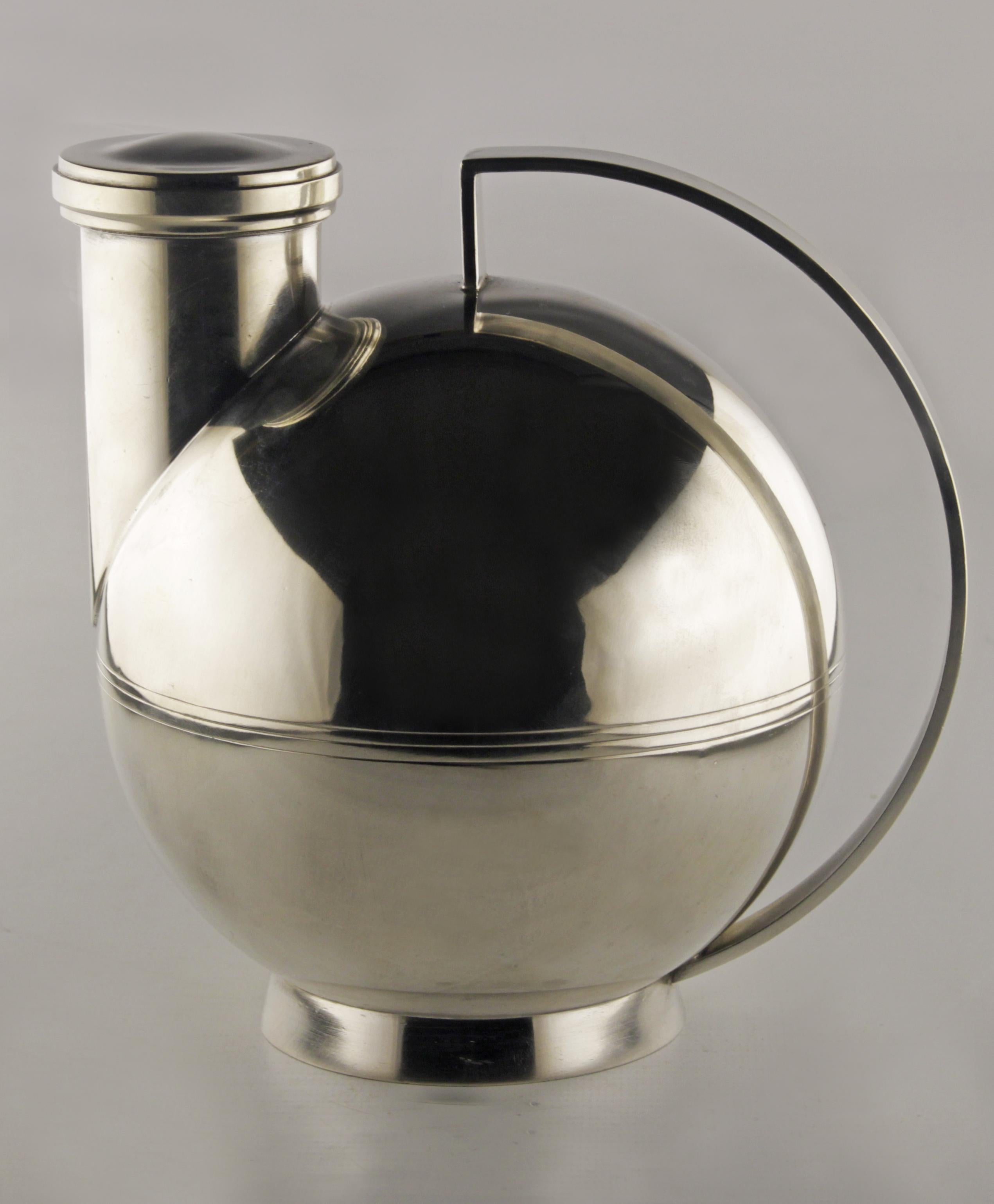 Art Déco/Modernist silver spherical cocktail shaker with applied handle and spout, stamped marks to the underside, by swedish designer Sylvia Stave

By: Sylvia Stave
Material: silver, silver plae
Technique: metalwork, polished, cast, molded,