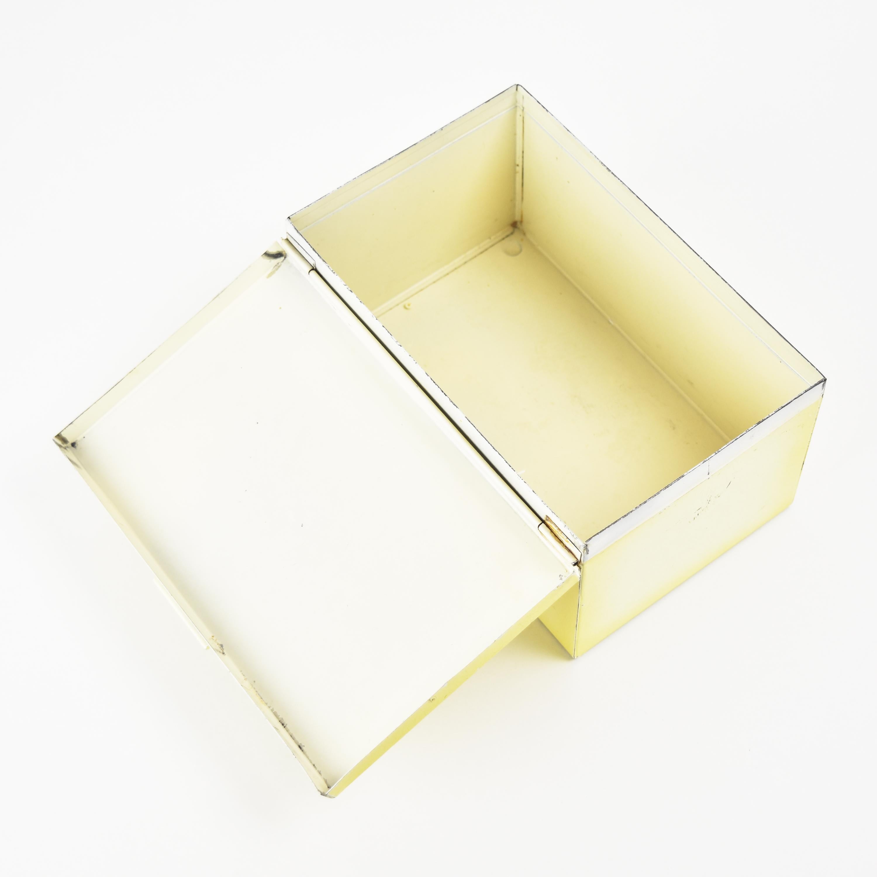 Fait main Boîte à étain Spritzdekor en métal Art Déco Moderniste Marianne Brandt Bauhaus en vente