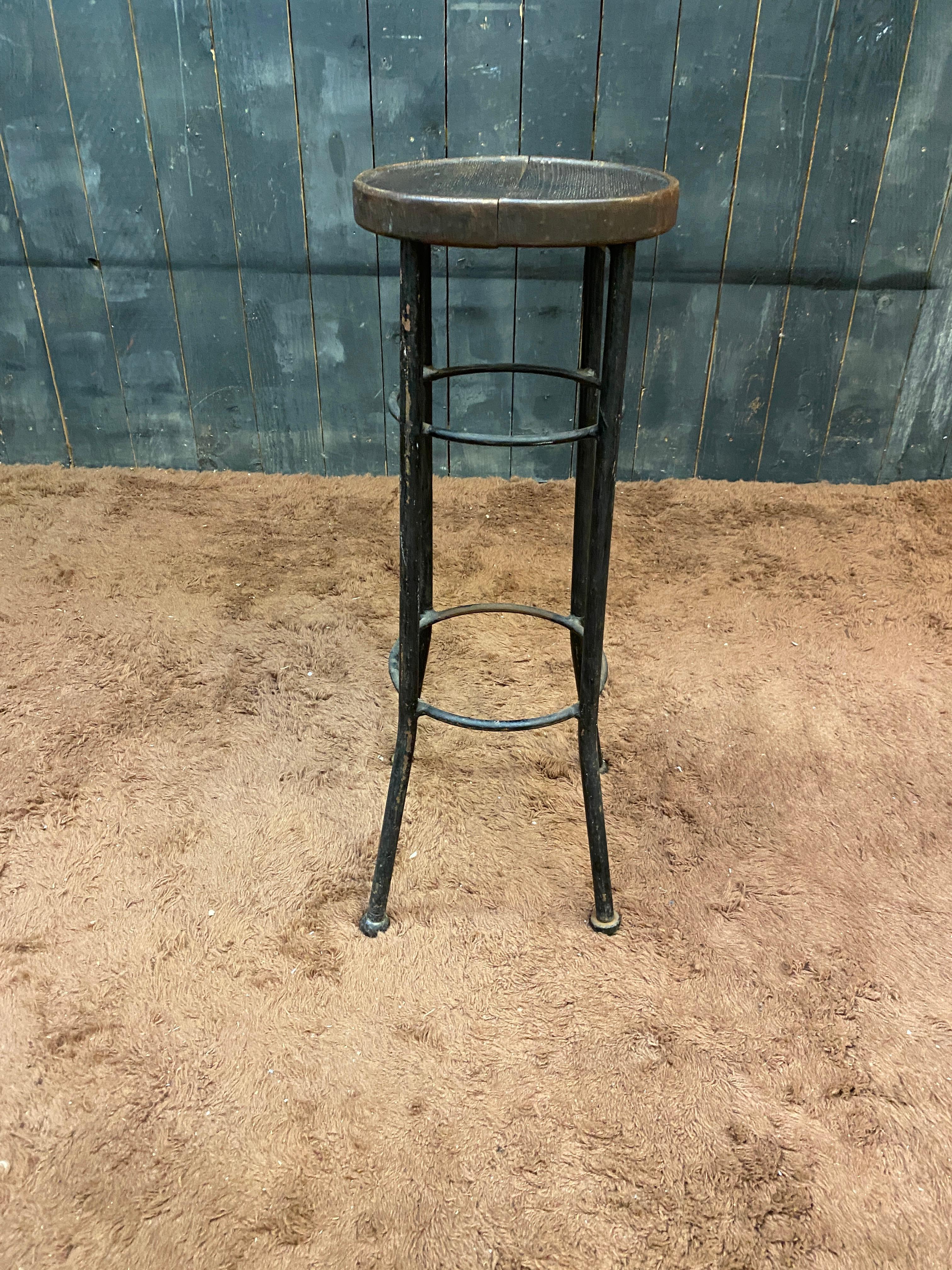 Peint Tabouret moderniste Art Déco circa 1930 en bois et métal peint patins en bois. en vente