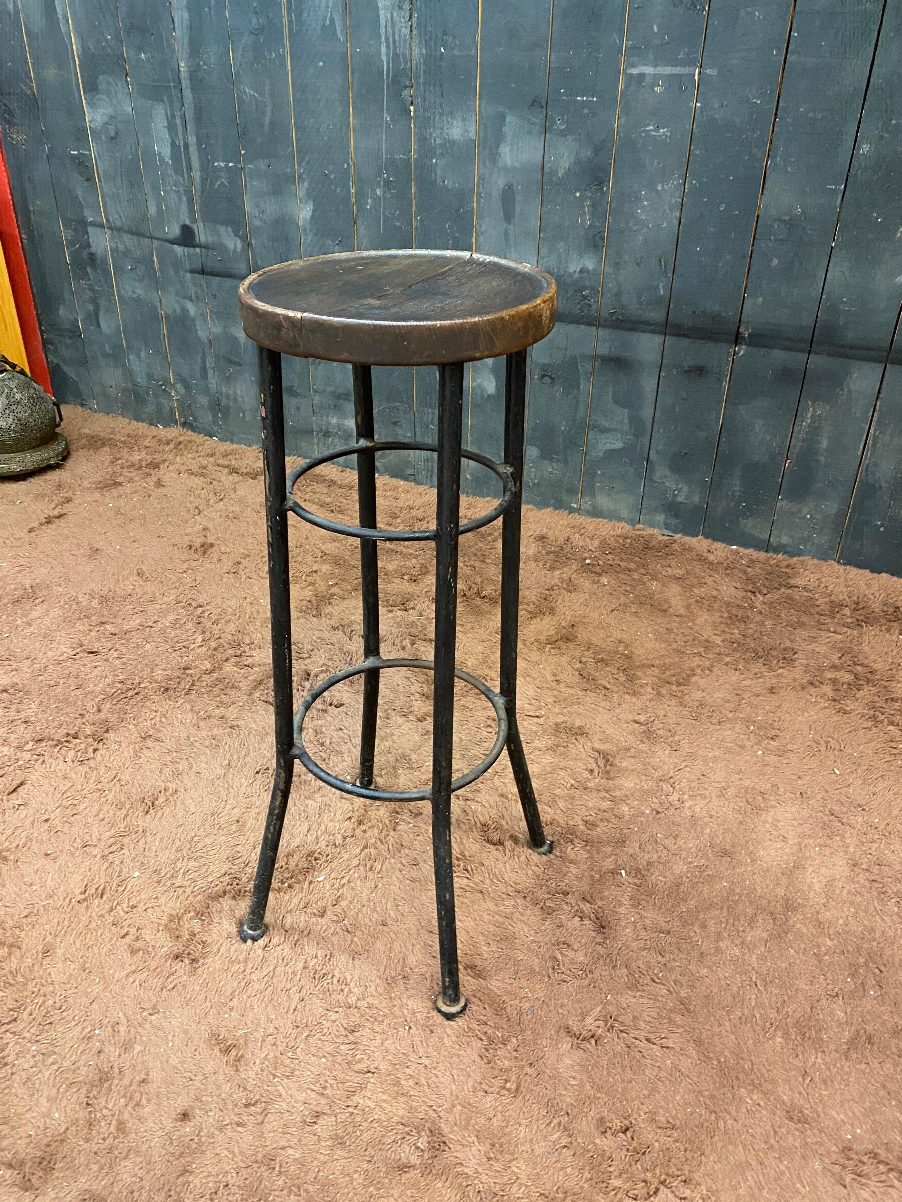 Milieu du XXe siècle Tabouret moderniste Art Déco circa 1930 en bois et métal peint patins en bois. en vente