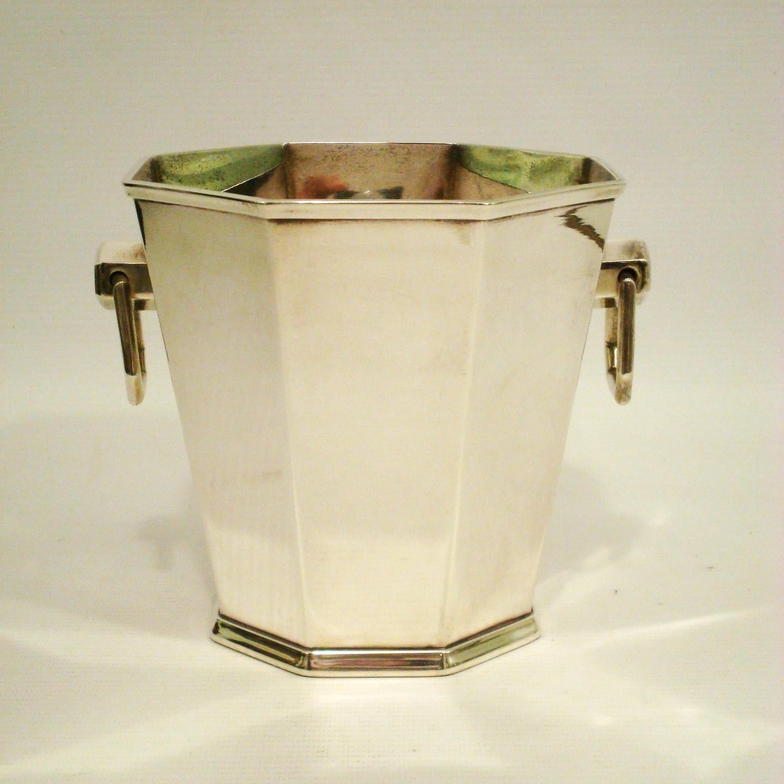 Art Deco / Modernist Style. Hermès Ice Bucket / Bottle Cooler.  
Hermès Ice Bucket / Cooler, Art Deco / Modernist Style. Marked on bottom.
Fine Quality Art Deco Ice Bucket c.1930.
Hermes Paris Silver Plated ice bucket with an octagonal shape. The