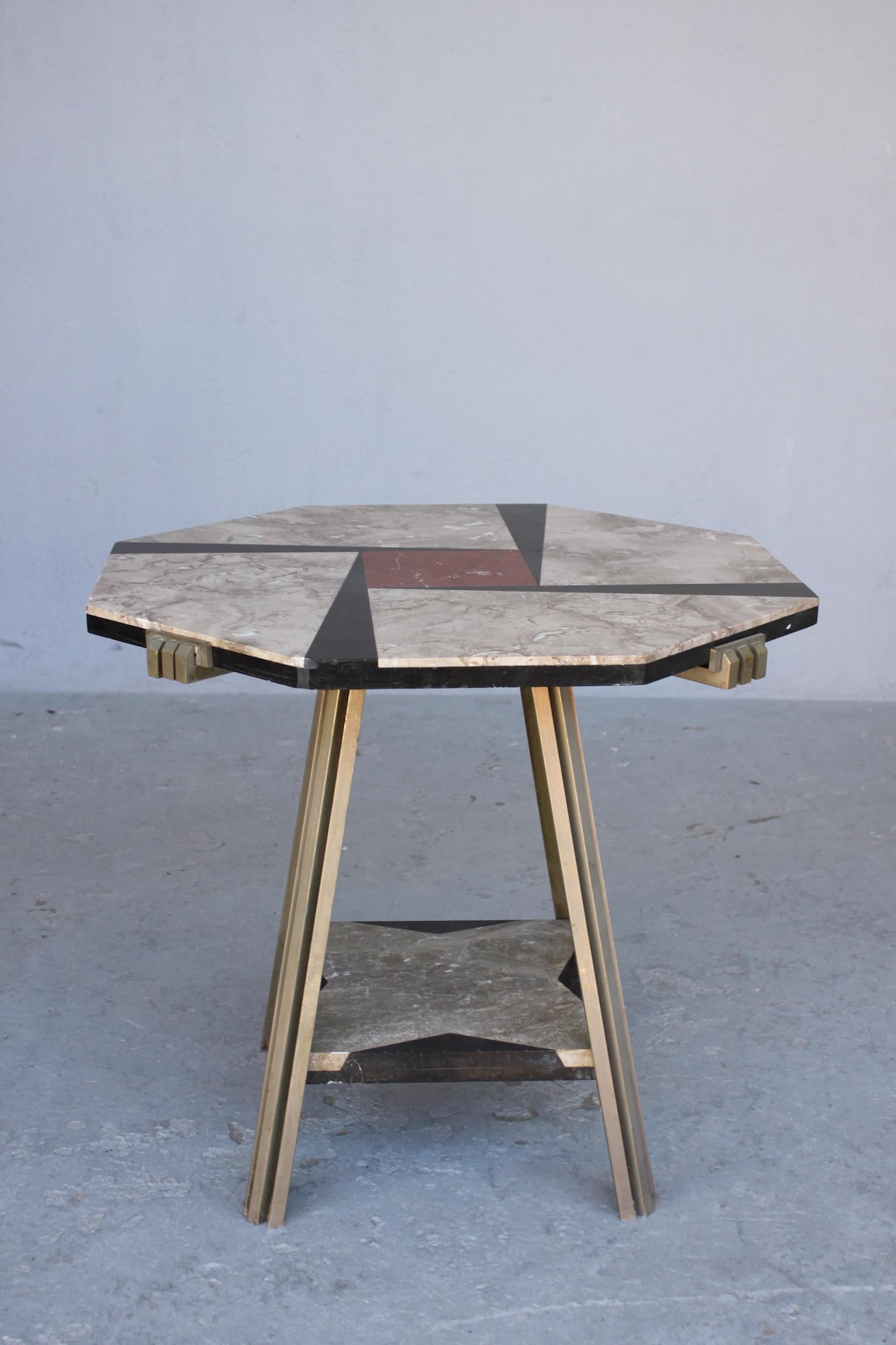 Art Deco modernist table made of metal and marble marquetry.
Dimensions: Diameter 64 cm, height 58 cm.
small tray: 30cm / 30cm.