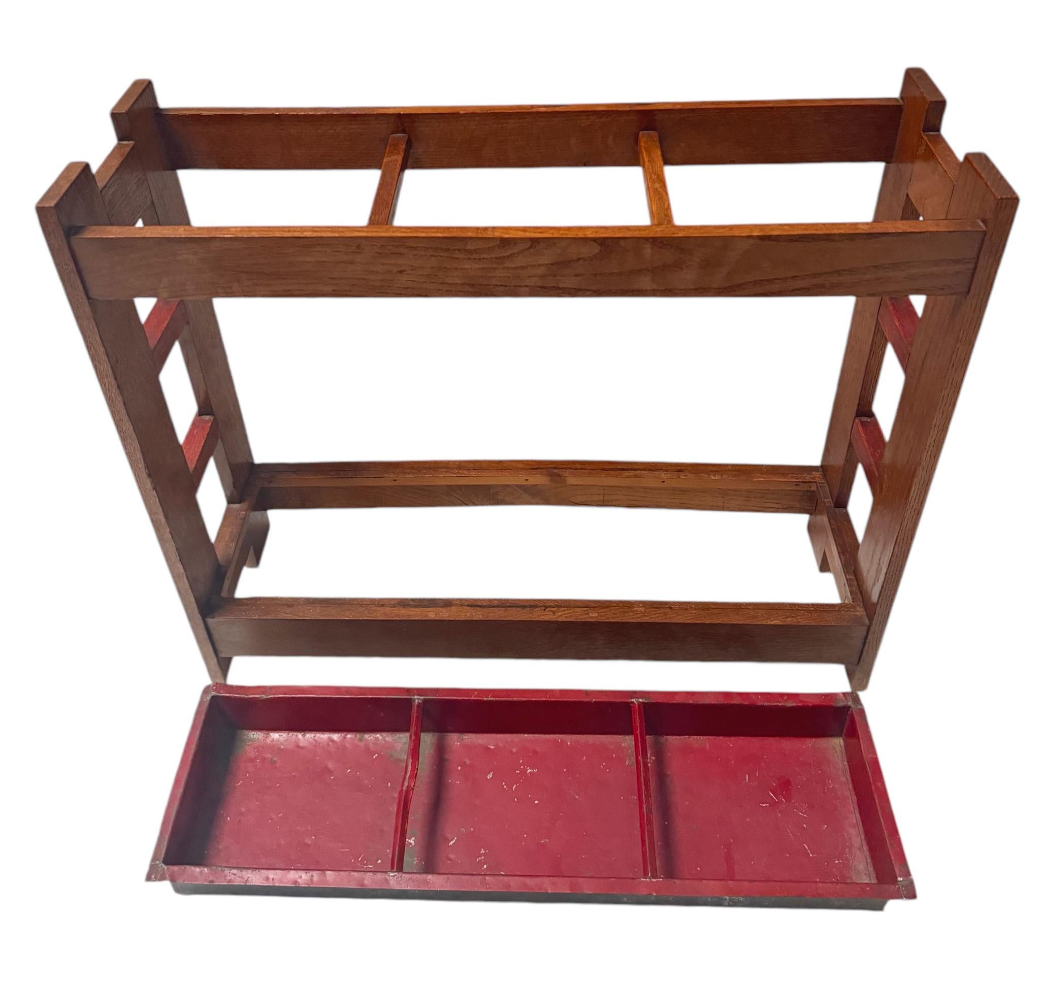 Magnifique et rare porte-parapluies moderniste Art Déco.
Design de P.E.L. Izeren pour De Genneper Molen.
Un design néerlandais saisissant des années 1920.
Chêne massif avec éléments laqués rouges d'origine.
Livré avec le plateau en zinc amovible