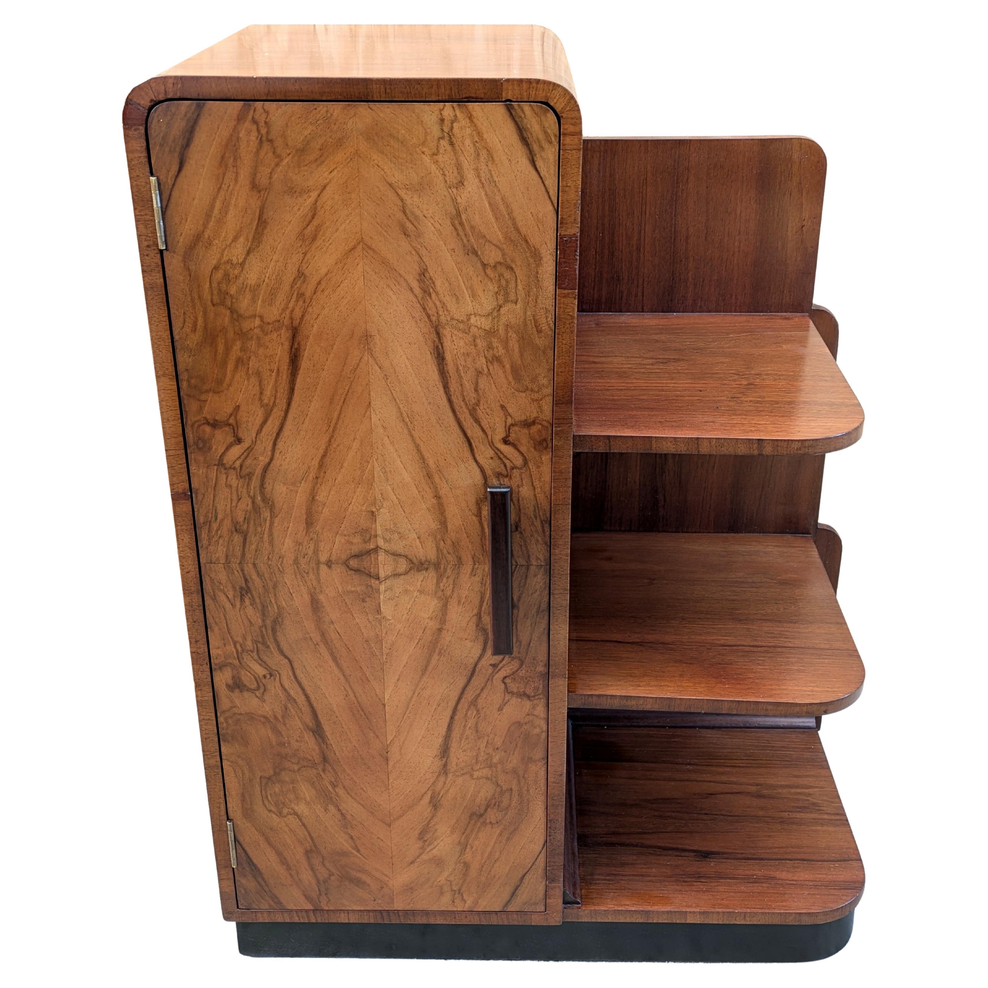 Estantería modernista Art Déco de nogal, c1930 Art Decó en venta