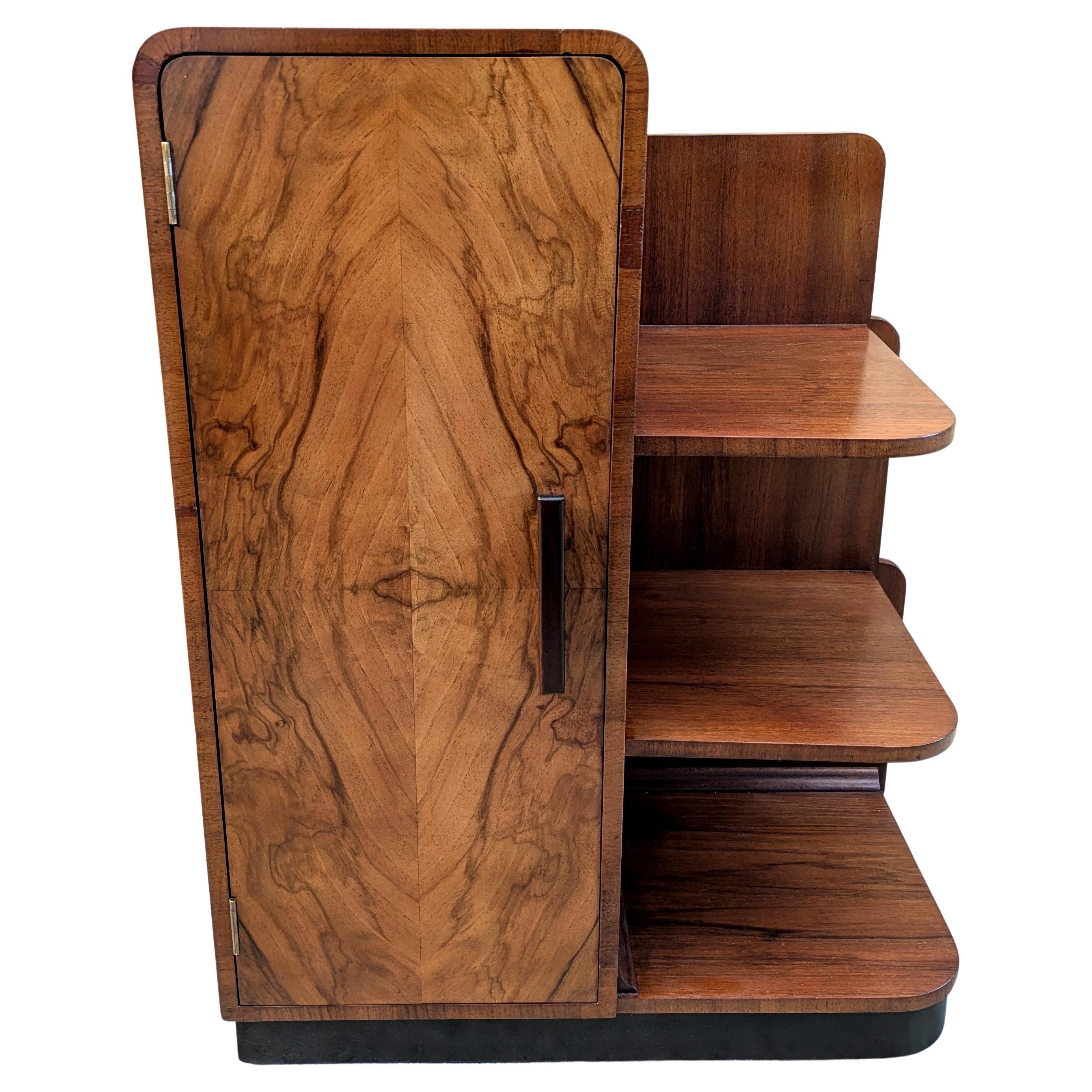 Estantería modernista Art Déco de nogal, c1930 en Bueno estado para la venta en Devon, England