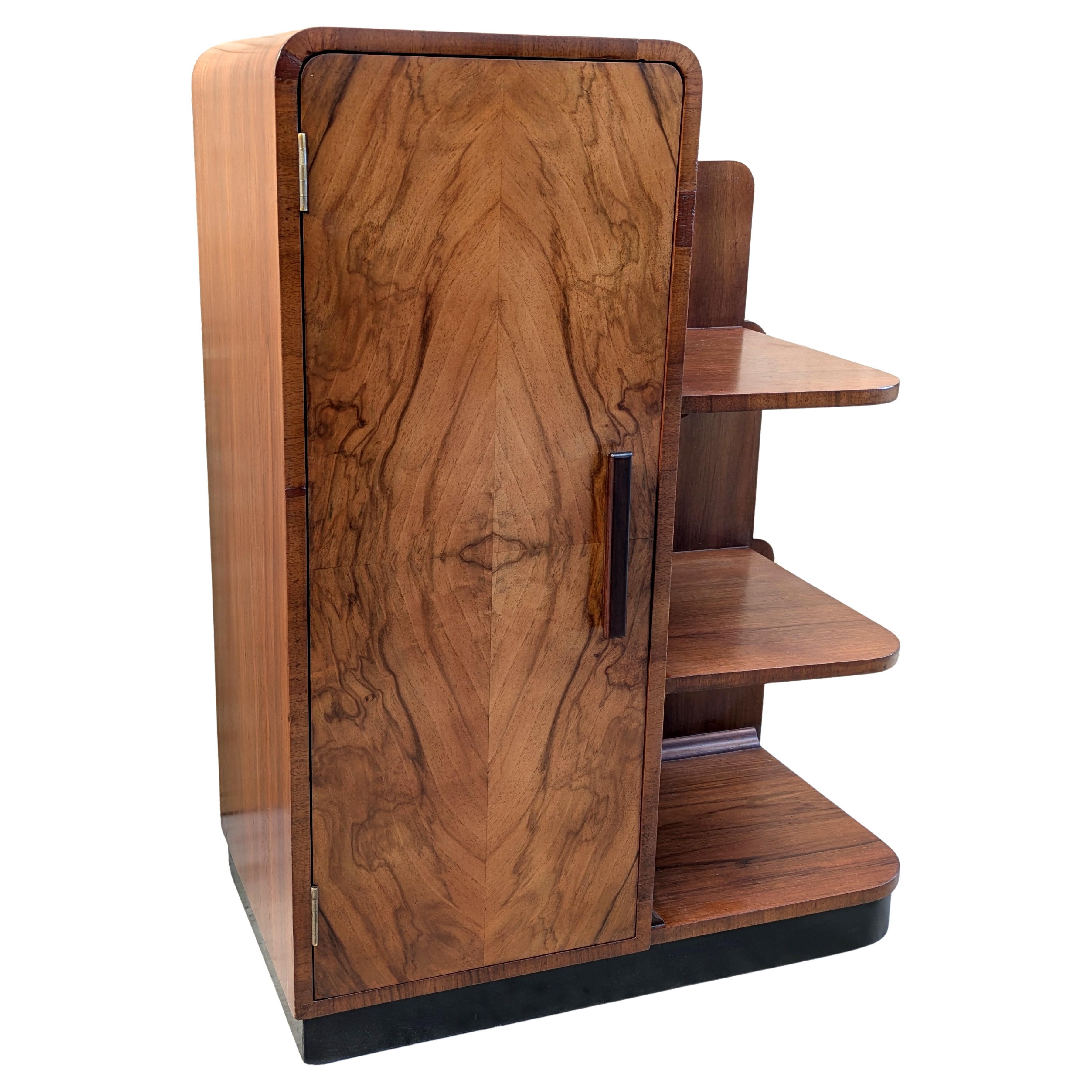 Estantería modernista Art Déco de nogal, c1930 siglo XX en venta