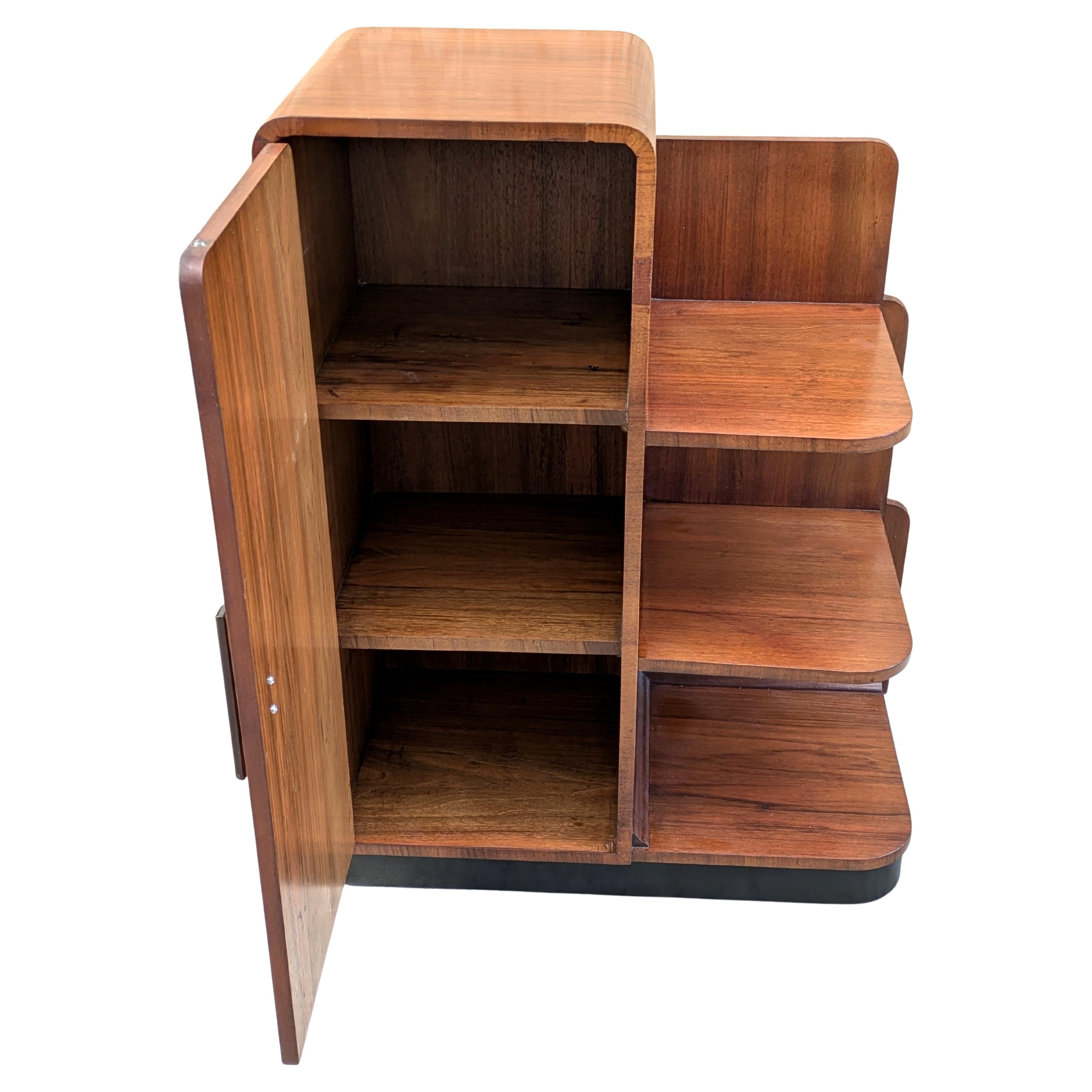 Estantería modernista Art Déco de nogal, c1930 Nogal en venta