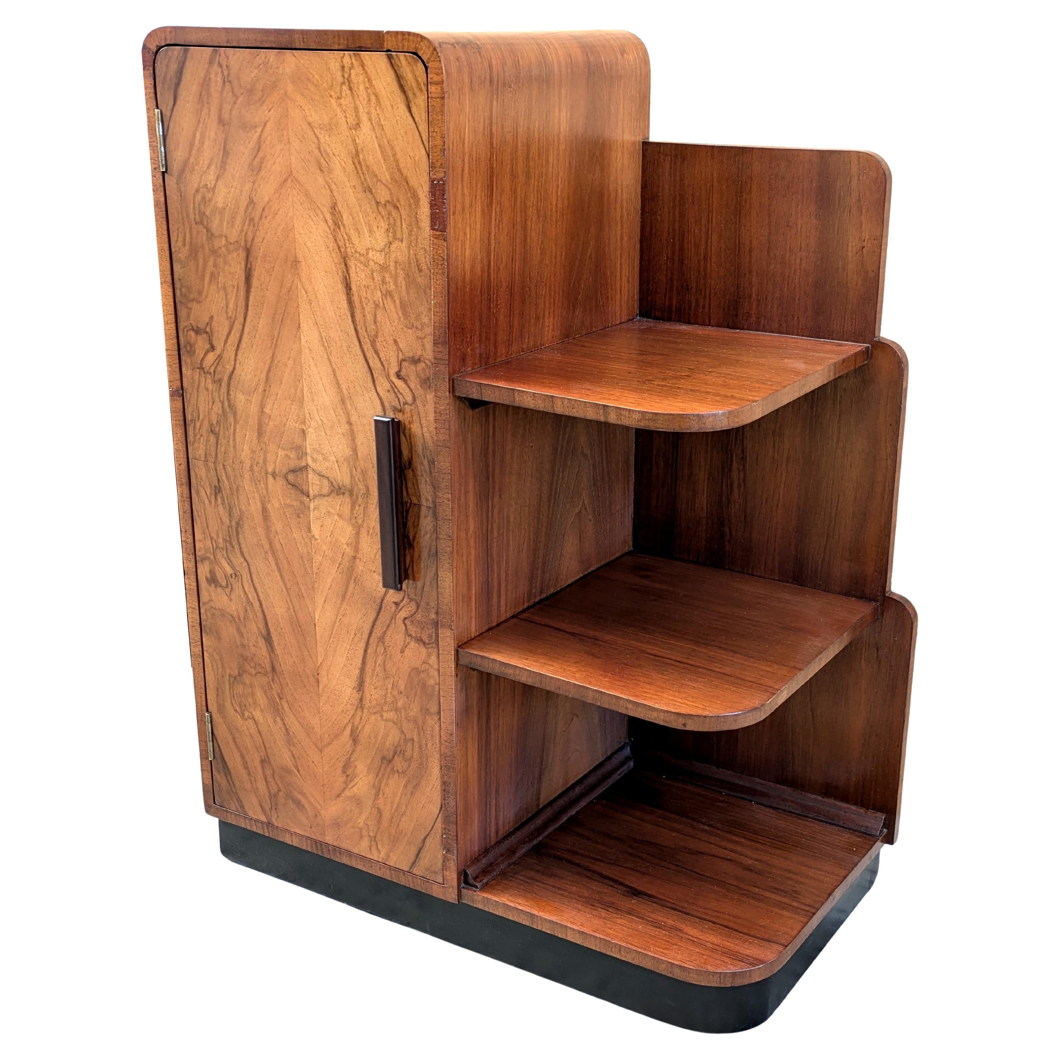 Estantería modernista Art Déco de nogal, c1930 en venta 1