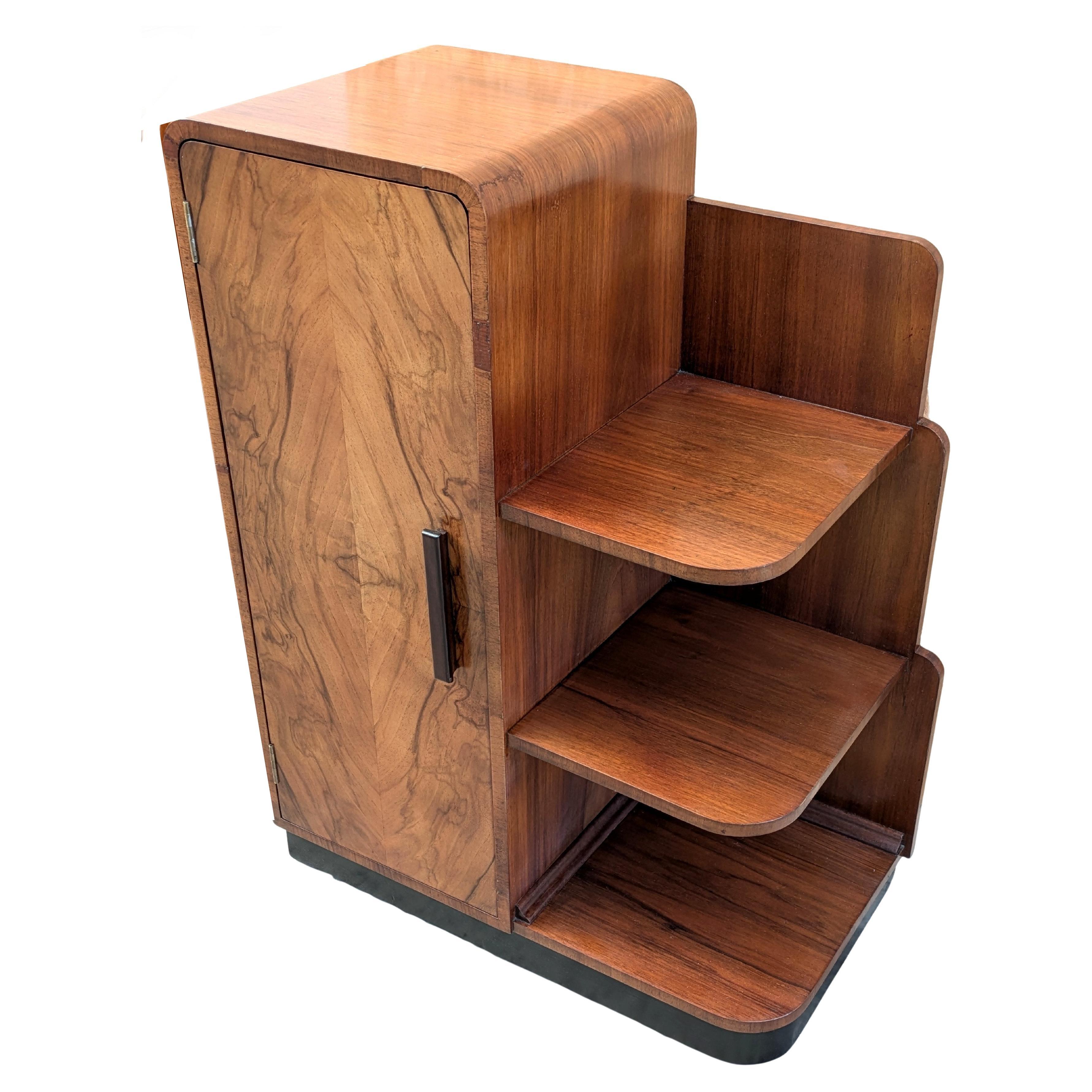 Estantería modernista Art Déco de nogal, c1930 en venta 2