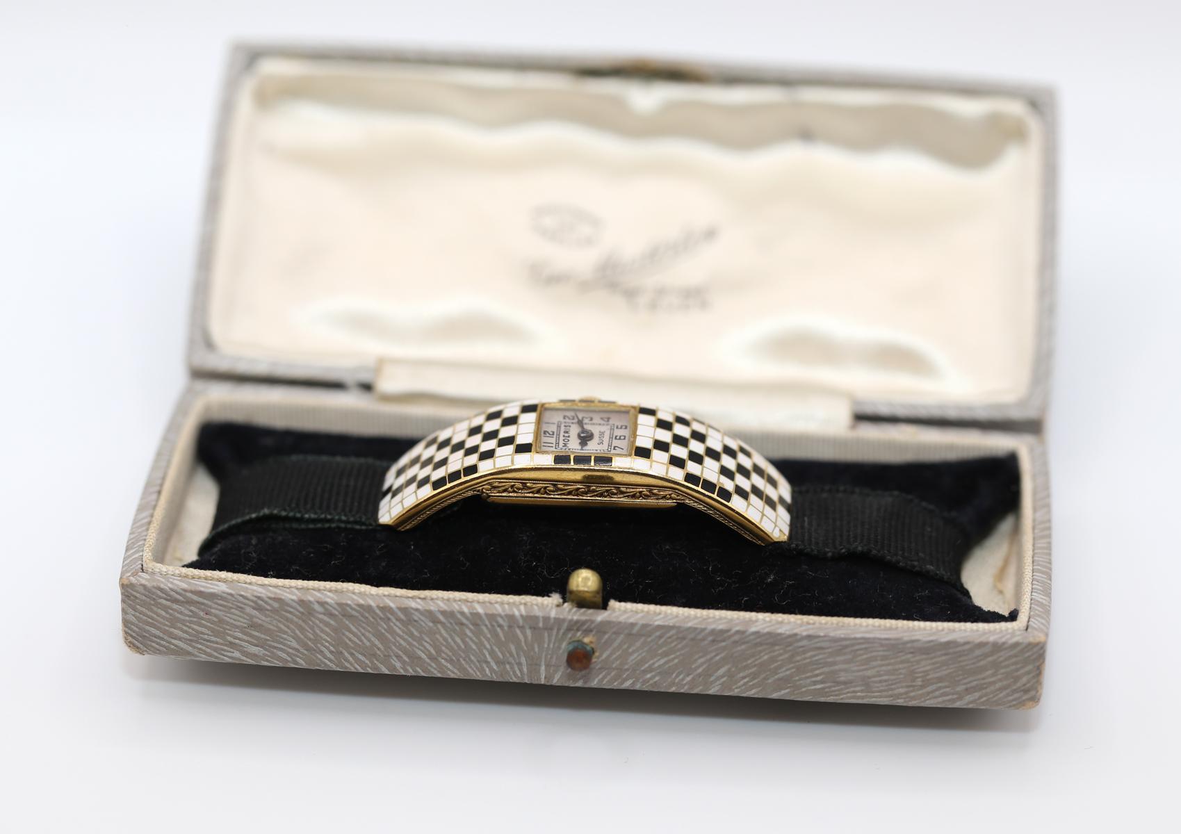 Art Deco Curved Moeris Ladies Сheckered Enamel Watch Box, 1910 In Good Condition For Sale In Herzelia, Tel Aviv