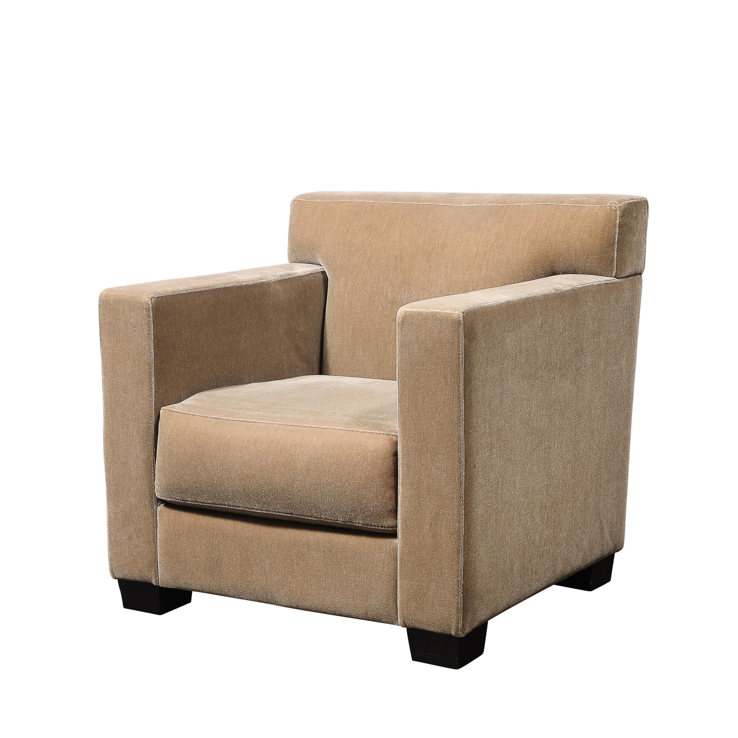 Cette paire exquise de fauteuils club Art Deco illustre le luxe discret et l'élégance minimaliste synonymes de l'œuvre emblématique de Jean-Michel Frank. Fabriquées en France au cours du XXe siècle sous la direction d'Écart International, ces