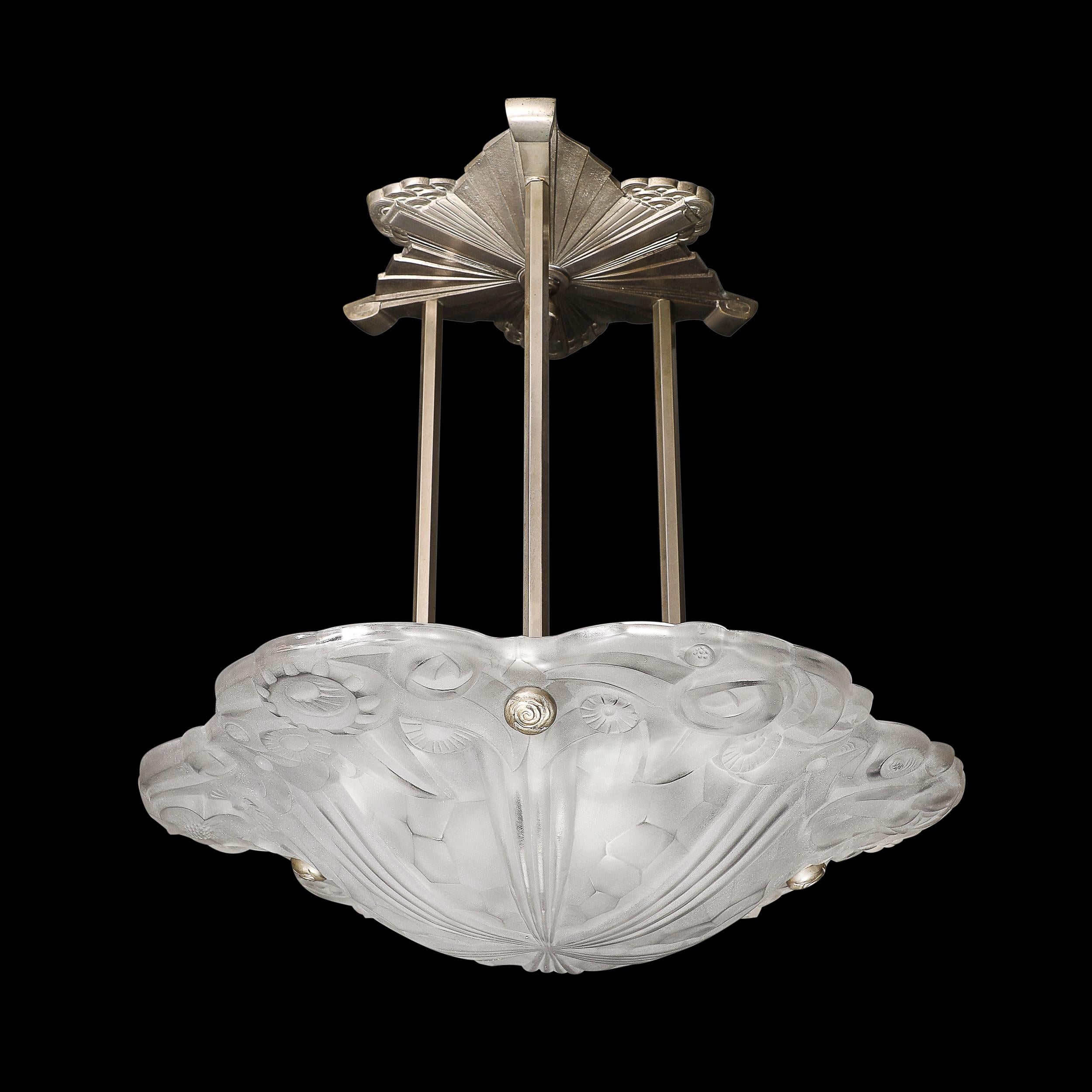 Dieser elegante, detailreiche, abstrakte, kubistische Art Deco-Kronleuchter ist signiert mit Degué und stammt aus Frankreich, ca. 1930. Der gewellte Schirm ist mit schönen geometrischen Details verziert, die ein Gleichgewicht zwischen organischen