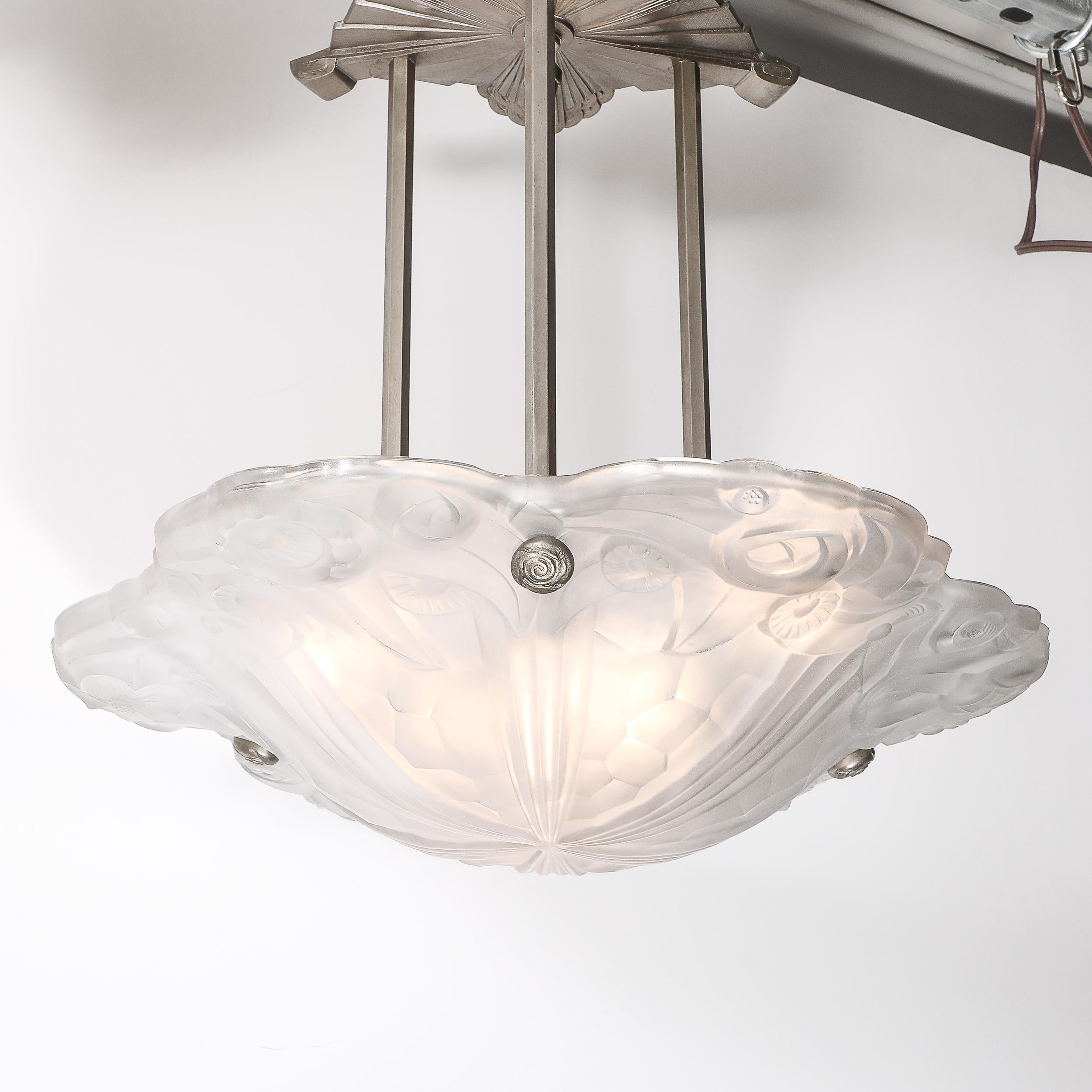Art Deco geformt, mattiert floralen abstrakten kubistischen & Nickel-Kronleuchter signiert Degué im Zustand „Hervorragend“ im Angebot in New York, NY