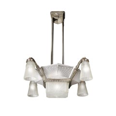 Araña de cristal esmerilado moldeado Art Déco firmada EJG Etablissement Jean Gauthier