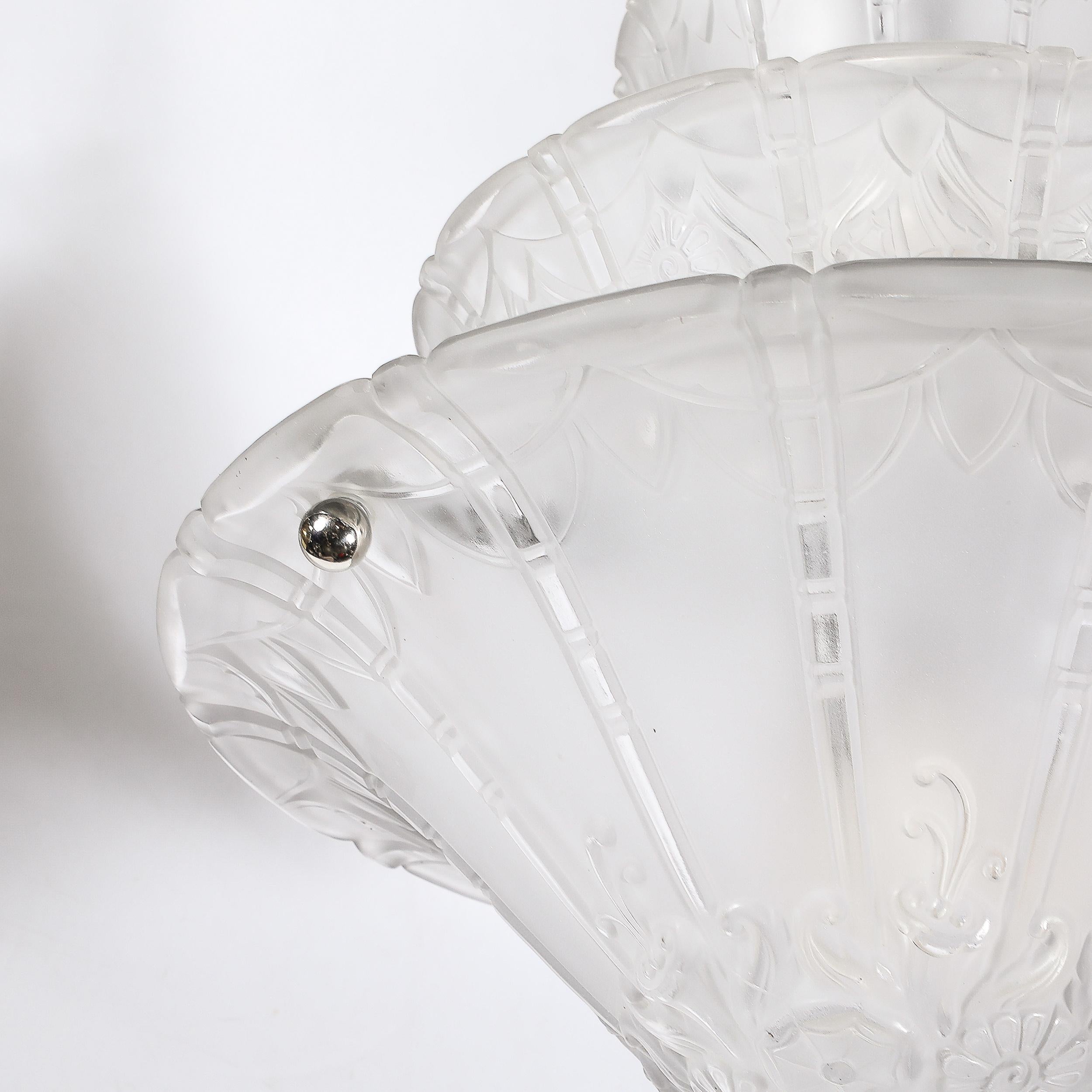 Lampadario a sospensione in vetro smerigliato e modellato Art Deco con dettagli in rilievo firmato Daum in vendita 3