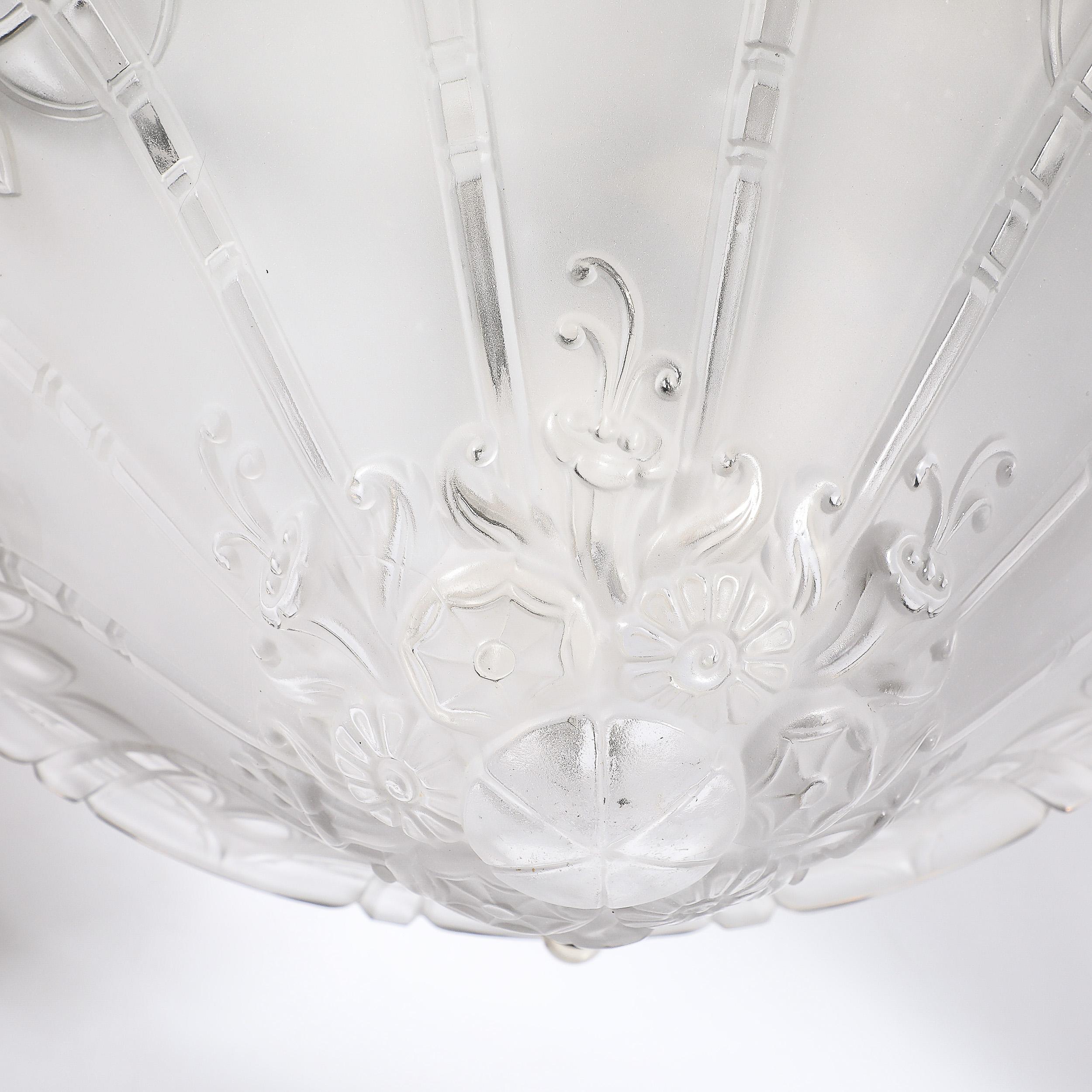 Lampadario a sospensione in vetro smerigliato e modellato Art Deco con dettagli in rilievo firmato Daum in vendita 4