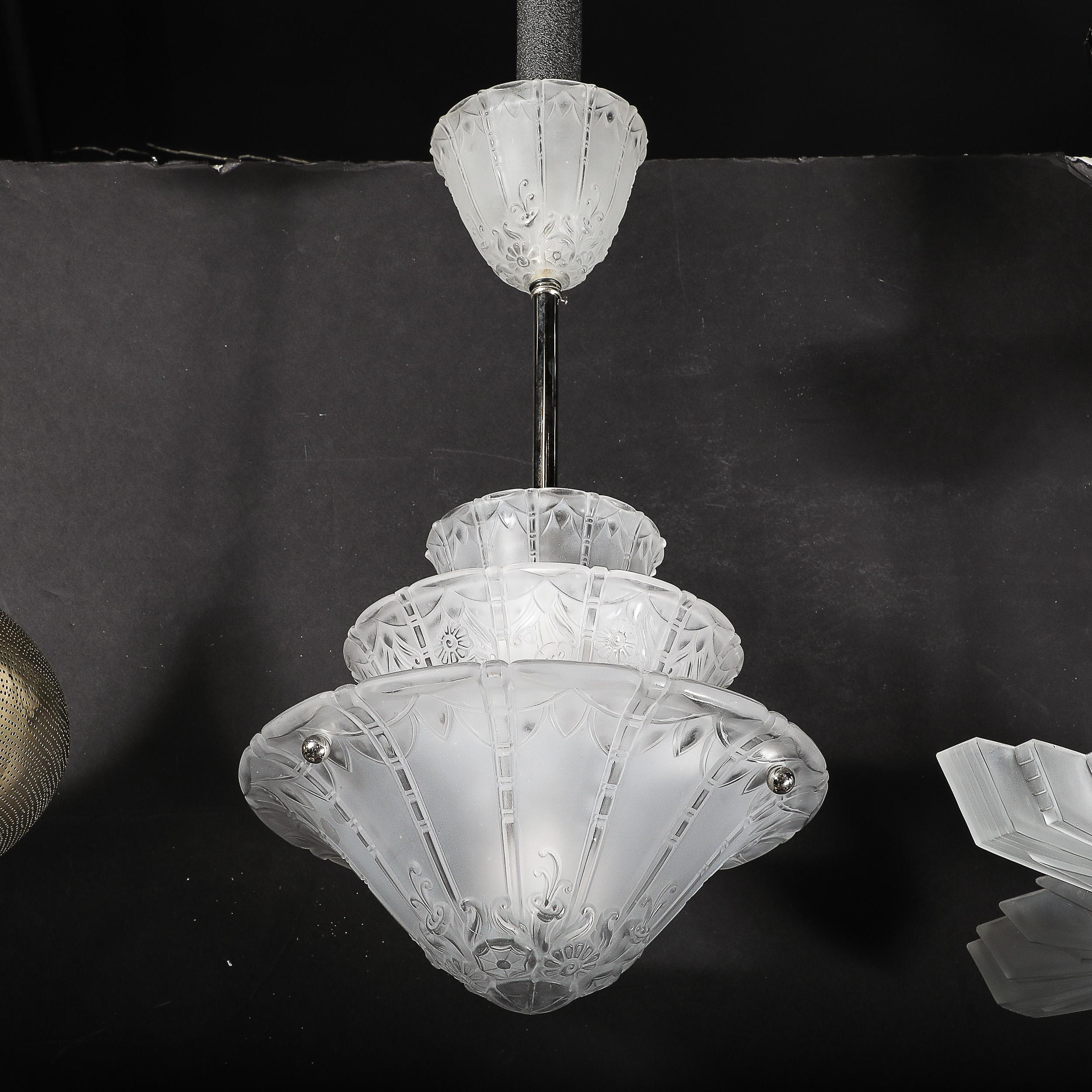 Lampadario a sospensione in vetro smerigliato e modellato Art Deco con dettagli in rilievo firmato Daum in vendita 8