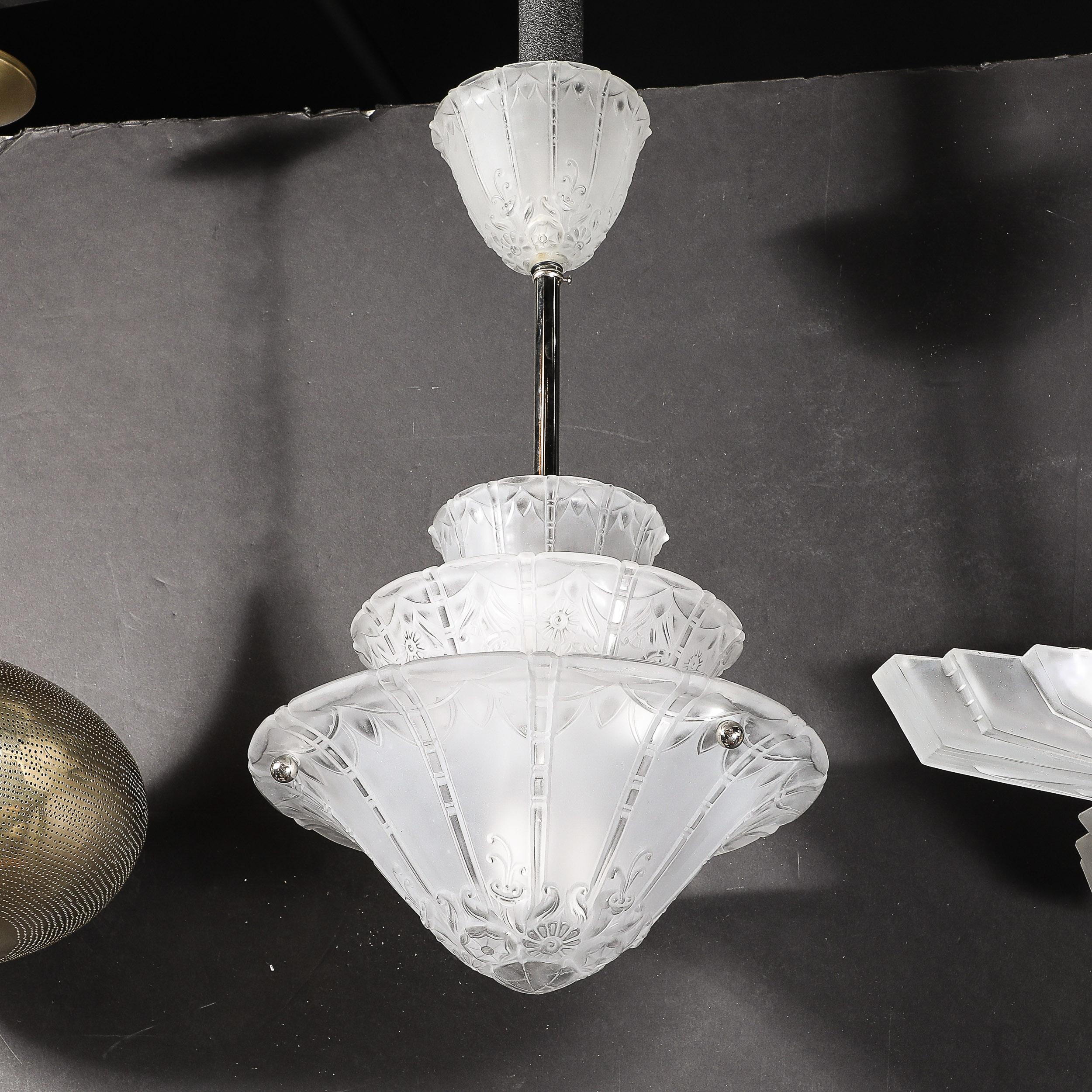 Lampadario a sospensione in vetro smerigliato e modellato Art Deco con dettagli in rilievo firmato Daum in vendita 9