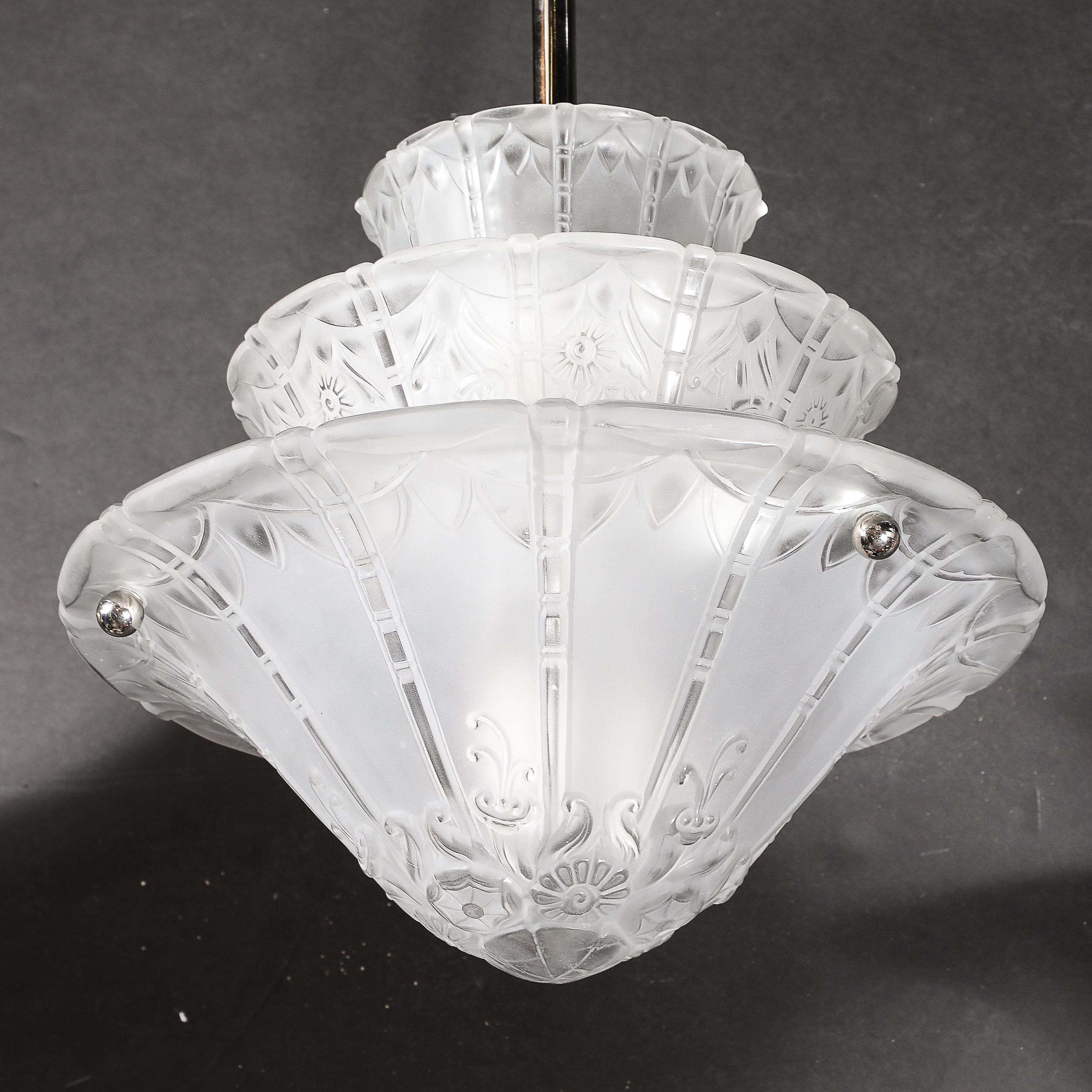 Lampadario a sospensione in vetro smerigliato e modellato Art Deco con dettagli in rilievo firmato Daum in vendita 10
