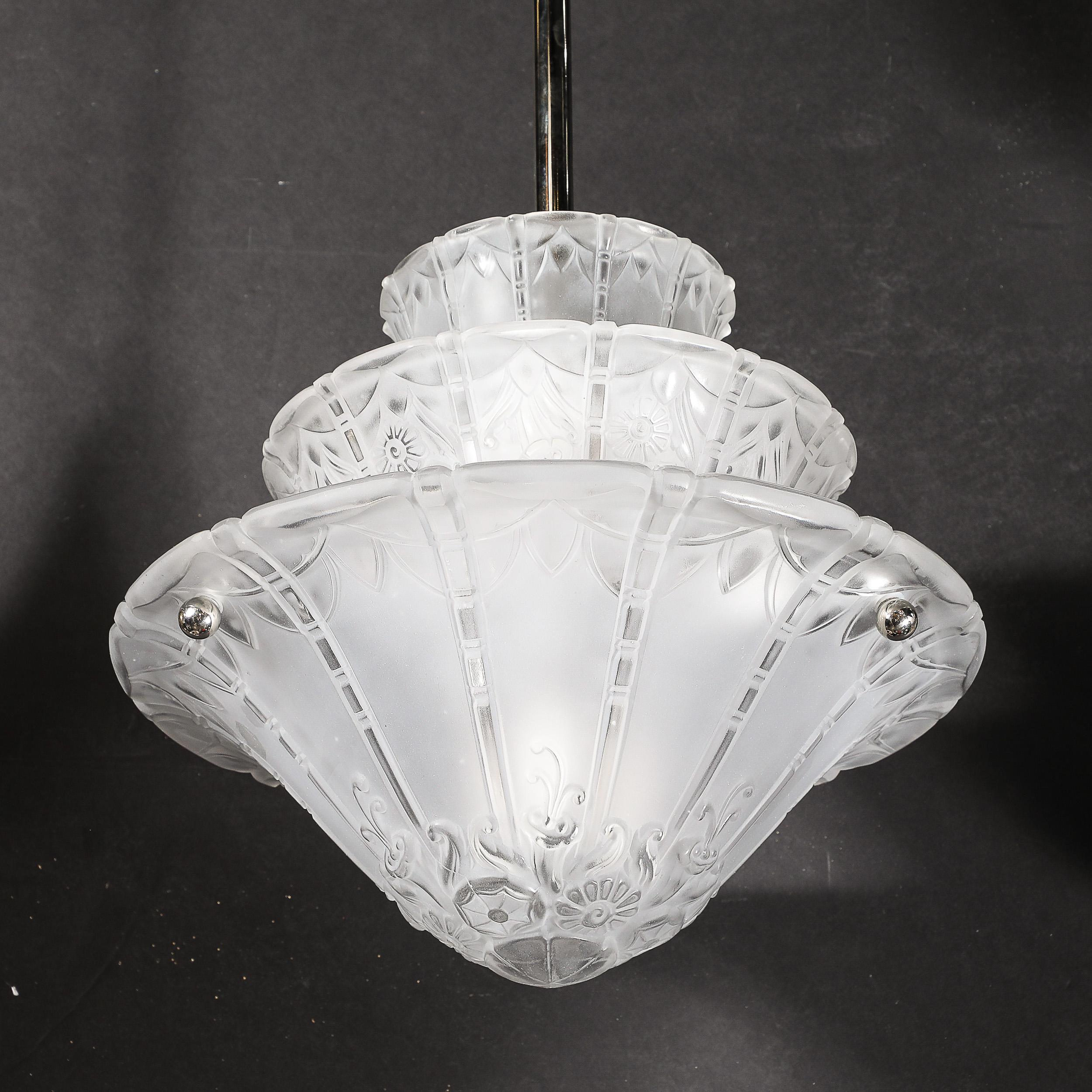 Lampadario a sospensione in vetro smerigliato e modellato Art Deco con dettagli in rilievo firmato Daum in vendita 12