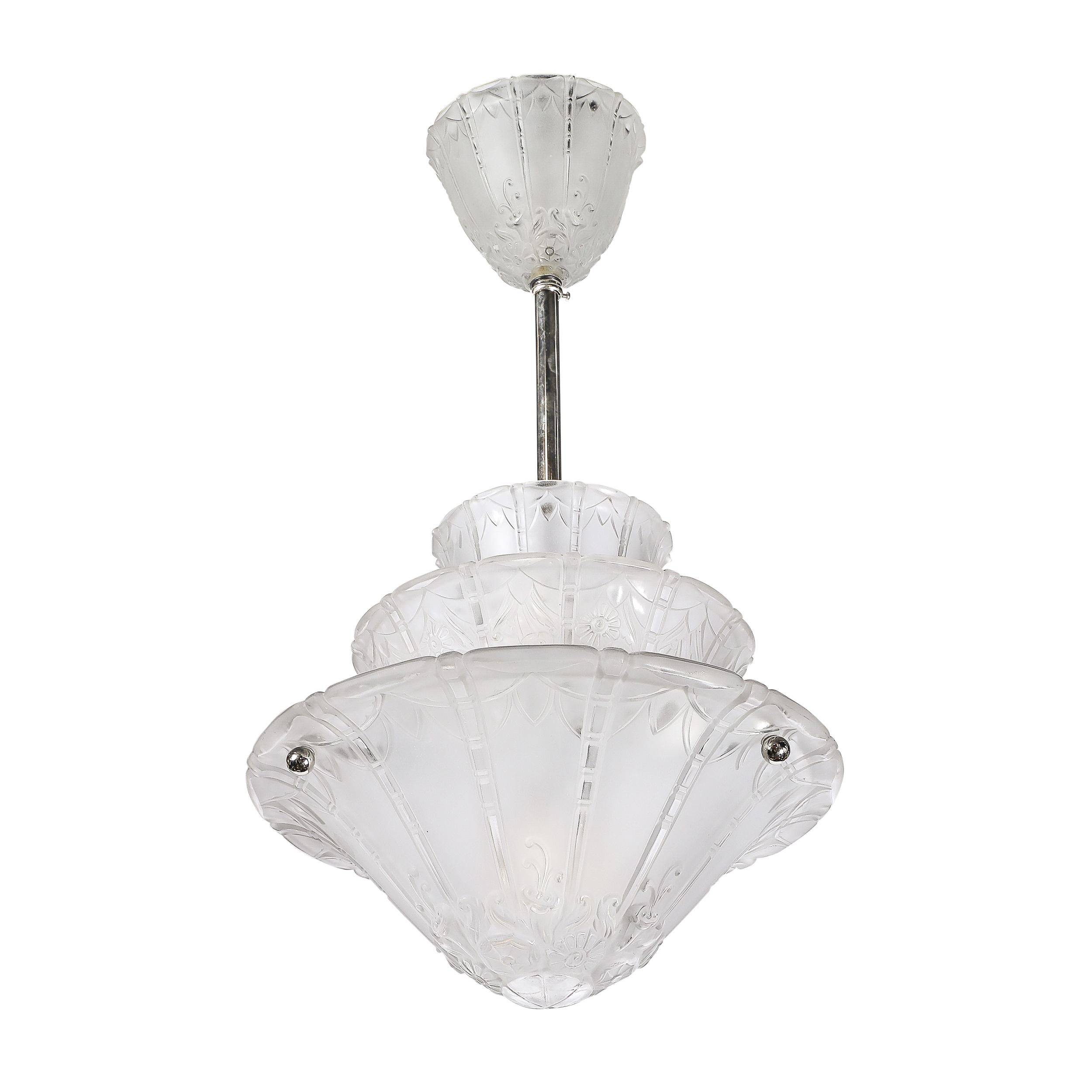 Questo squisito lampadario a sospensione in vetro smerigliato e modellato Art Deco con dettagli in rilievo firmato Daum proviene dalla Francia, CIRCA 1925. Questo pezzo è un esempio quintessenziale di design Art Déco, che mette in mostra