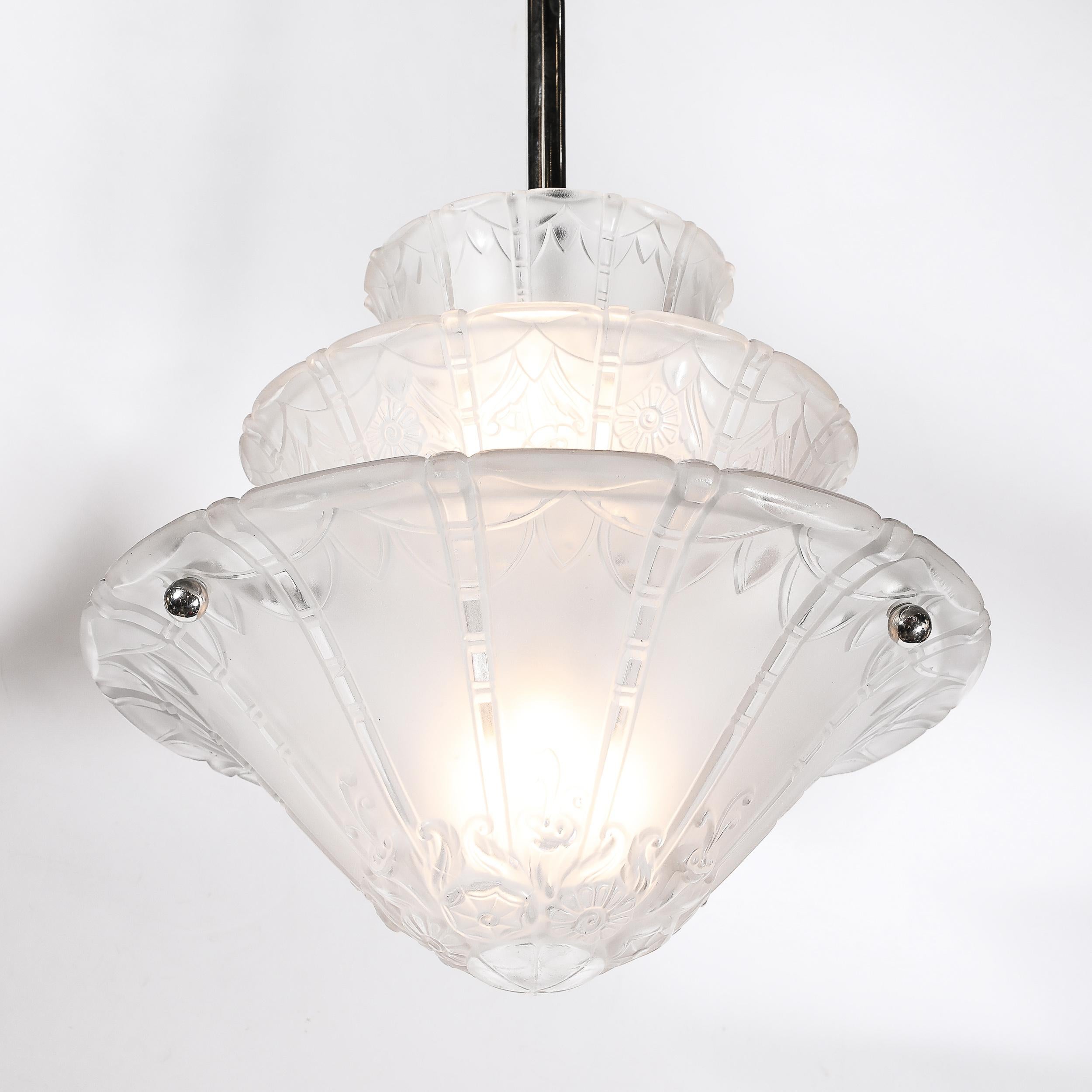 Art Déco Lampadario a sospensione in vetro smerigliato e modellato Art Deco con dettagli in rilievo firmato Daum in vendita
