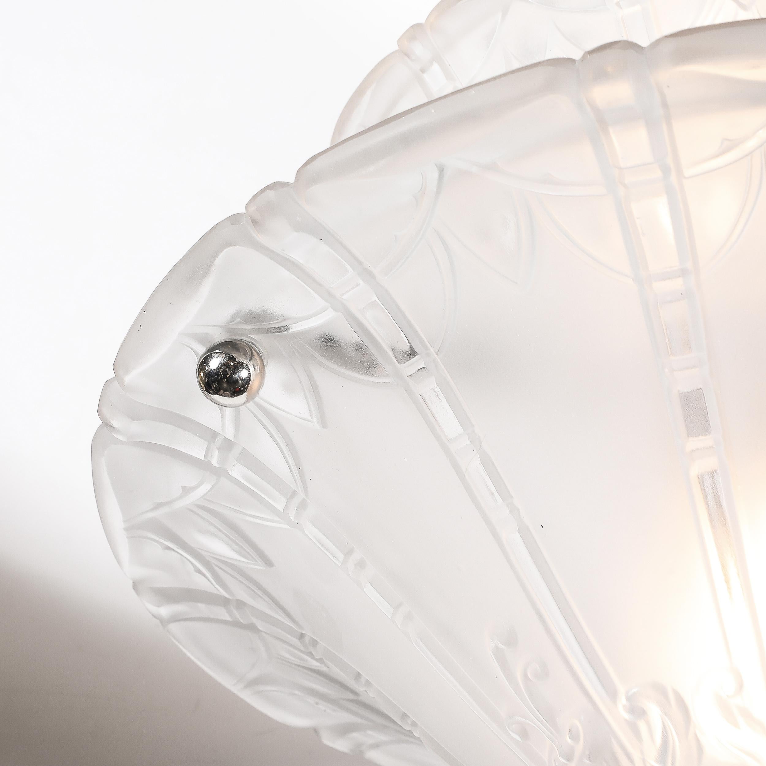 Francese Lampadario a sospensione in vetro smerigliato e modellato Art Deco con dettagli in rilievo firmato Daum in vendita