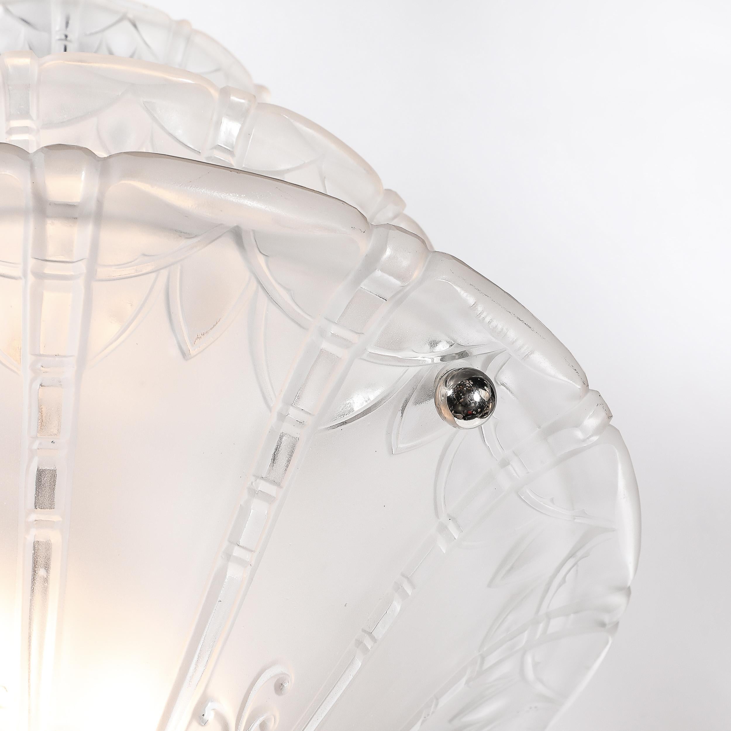 Lampadario a sospensione in vetro smerigliato e modellato Art Deco con dettagli in rilievo firmato Daum In condizioni ottime in vendita a New York, NY