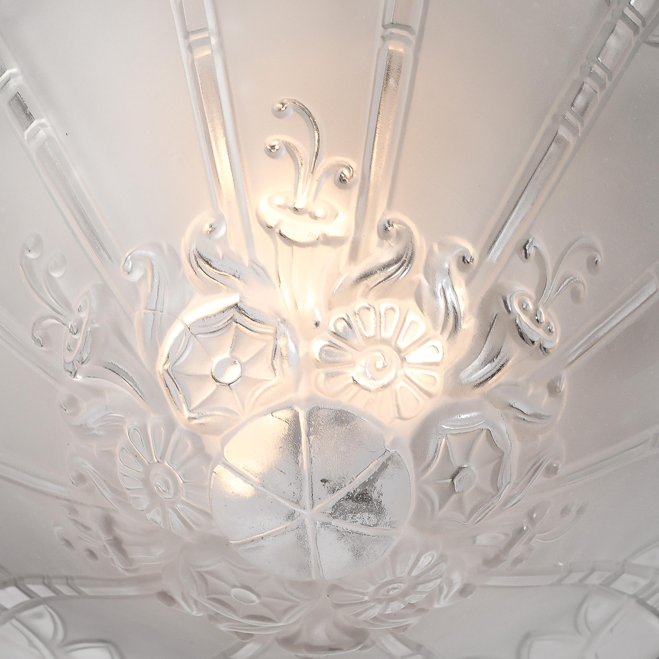 Inizio XX secolo Lampadario a sospensione in vetro smerigliato e modellato Art Deco con dettagli in rilievo firmato Daum in vendita