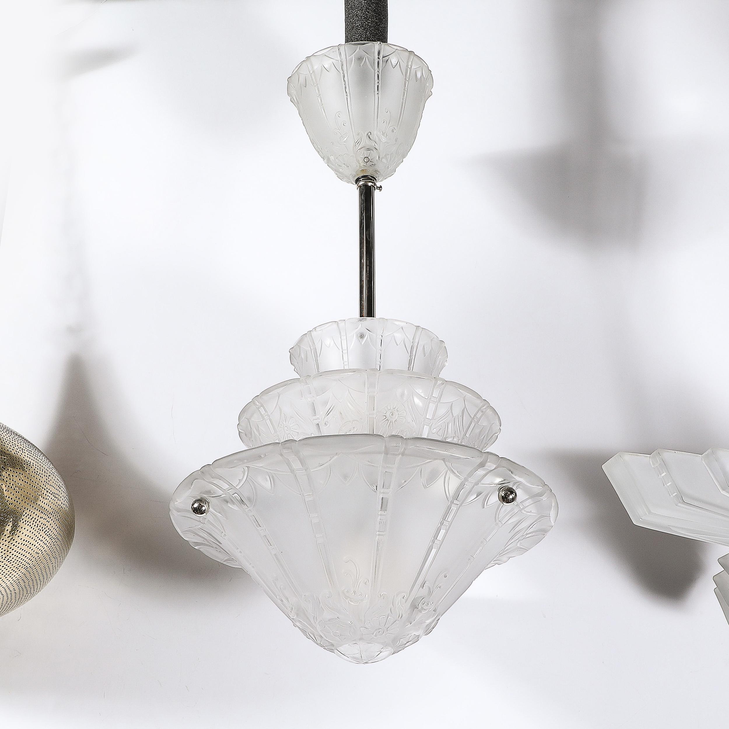 Vetro Lampadario a sospensione in vetro smerigliato e modellato Art Deco con dettagli in rilievo firmato Daum in vendita