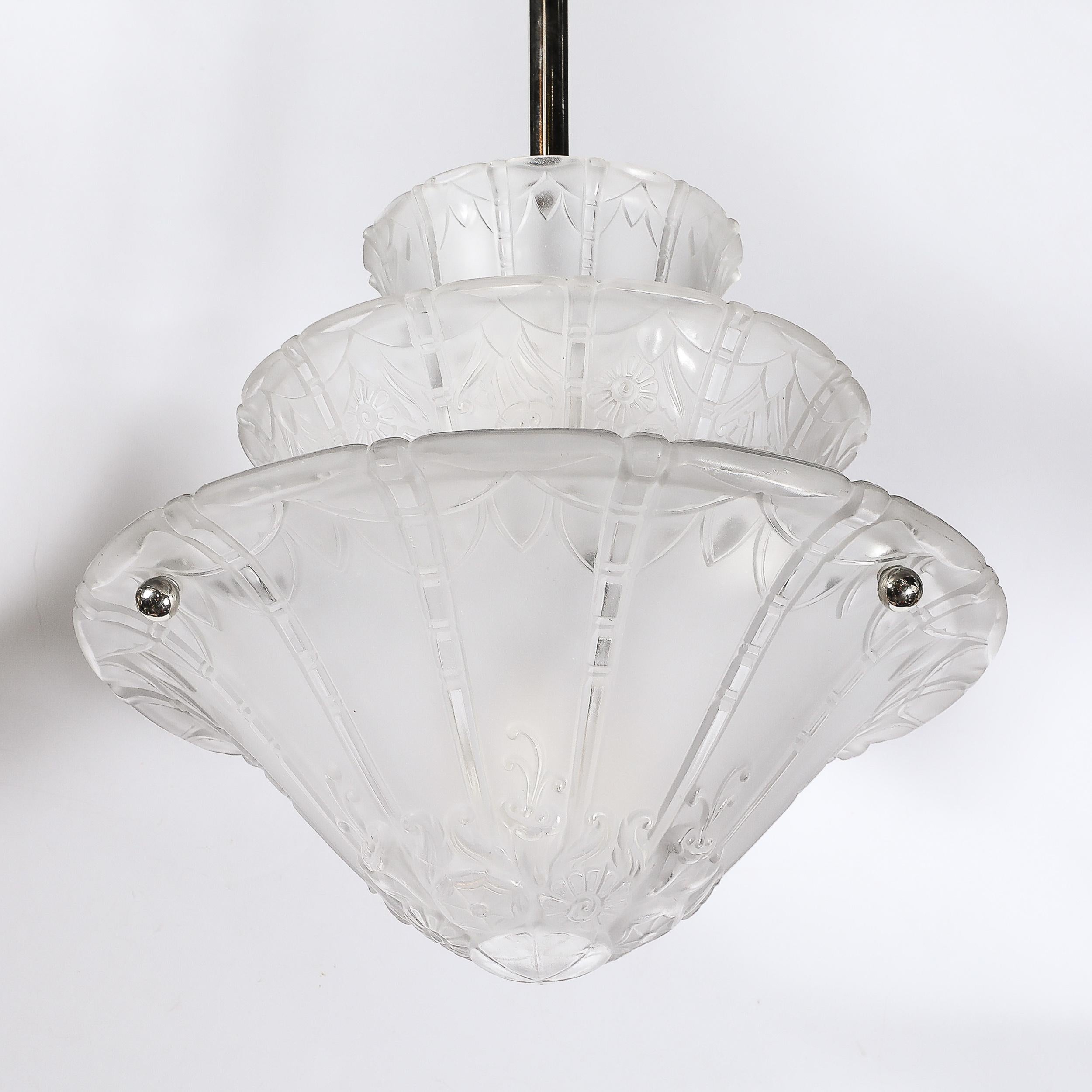 Lampadario a sospensione in vetro smerigliato e modellato Art Deco con dettagli in rilievo firmato Daum in vendita 1